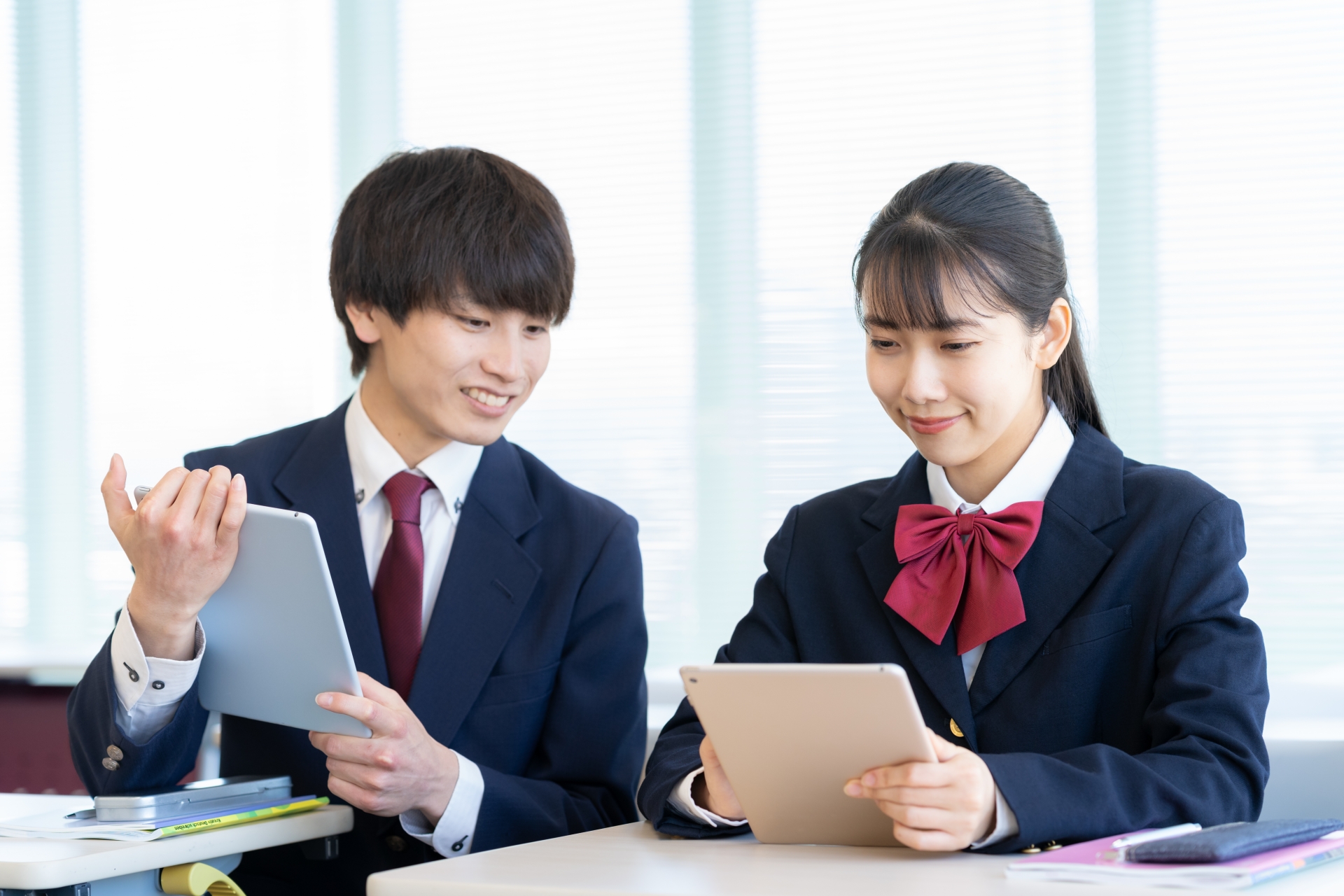 タブレット学習をする男女