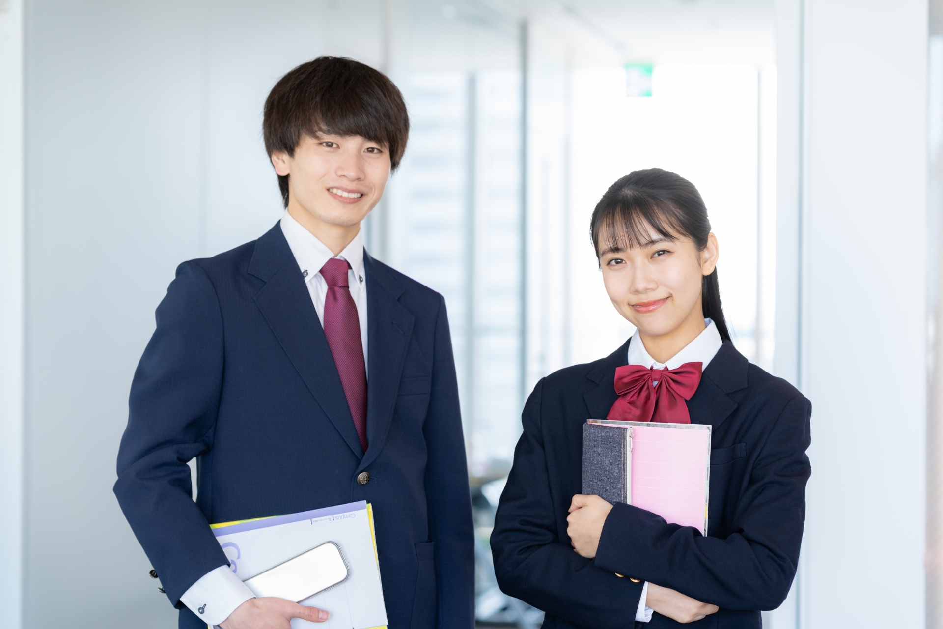 笑顔の男女の学生