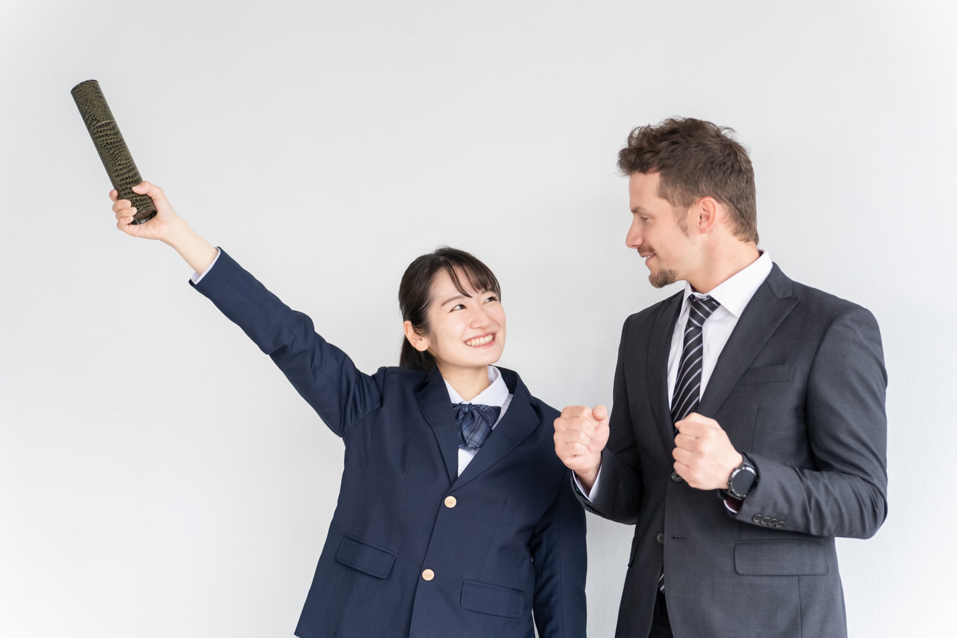 卒業証書を持つ高校生と先生