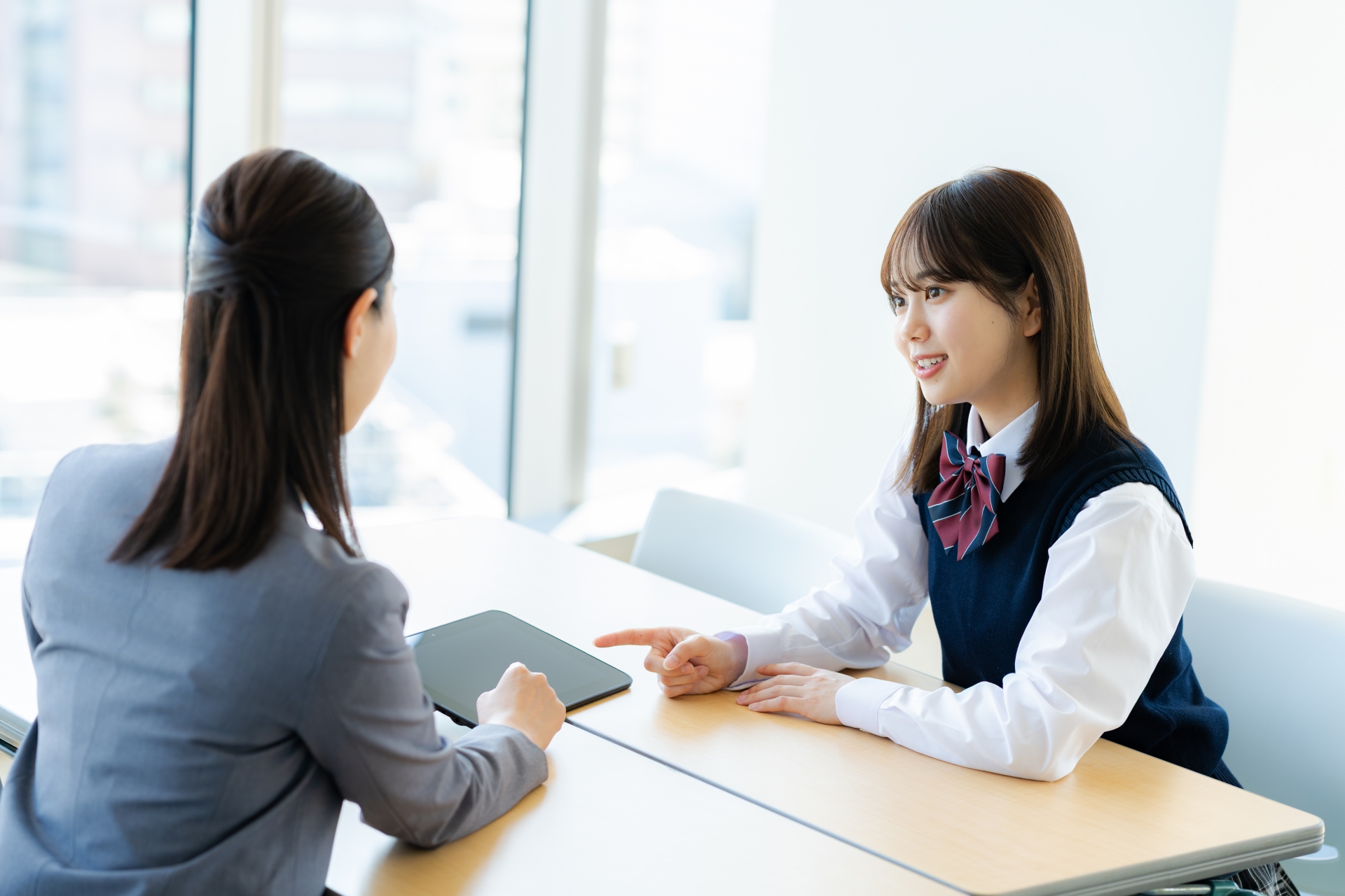 相談する女子学生