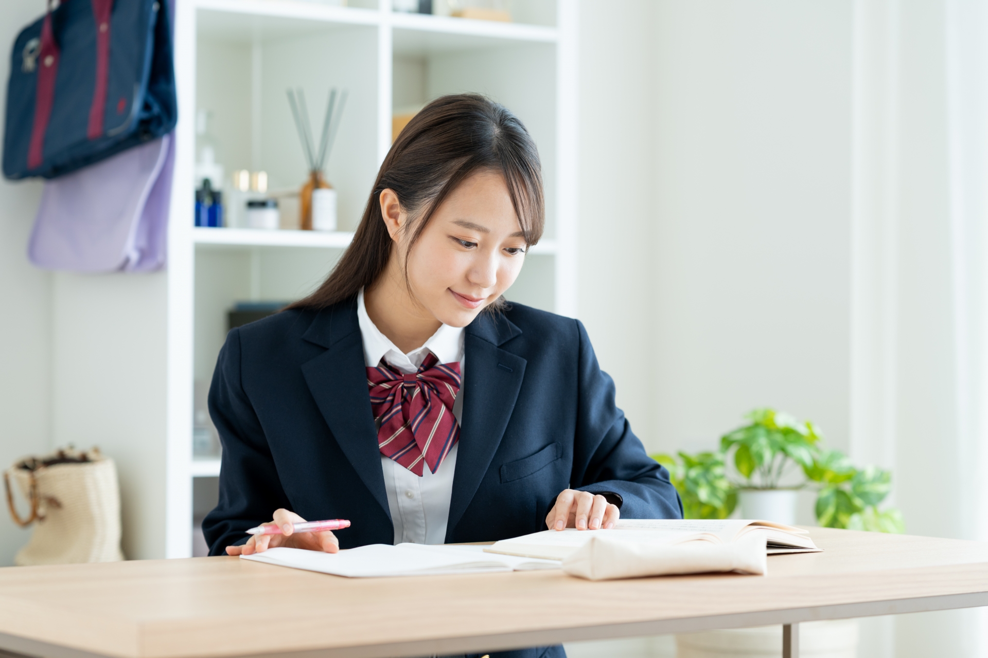 勉強する女子高生