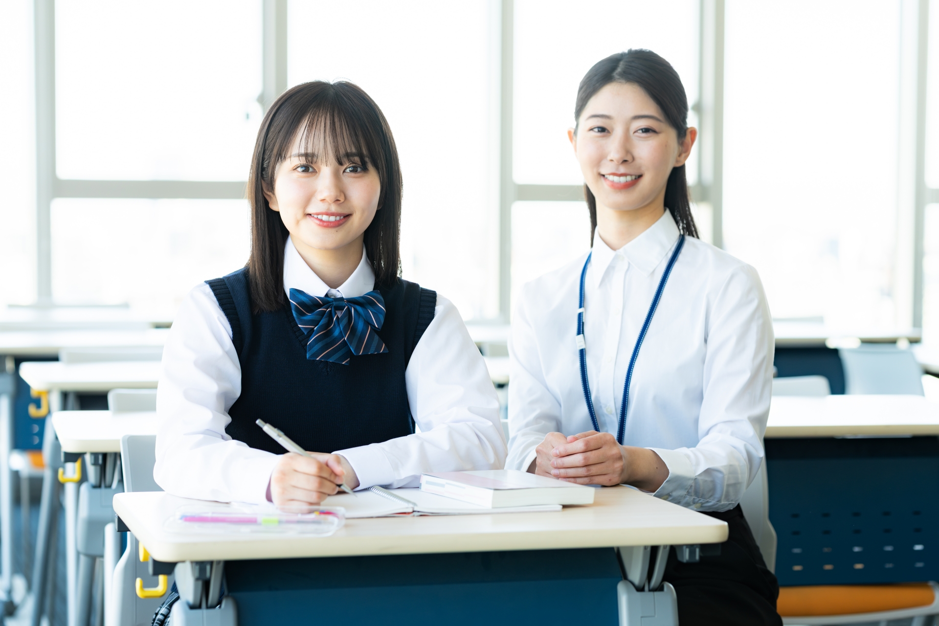 勉強する女子学生と先生