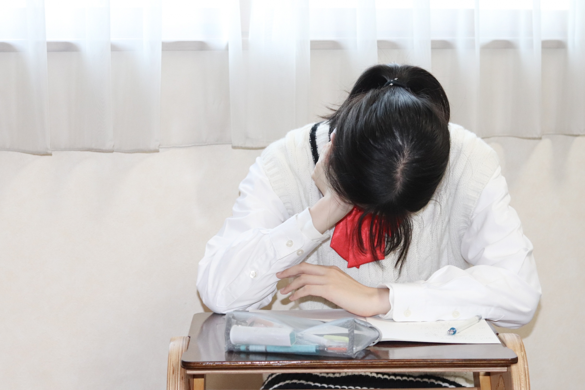 居眠りする学生