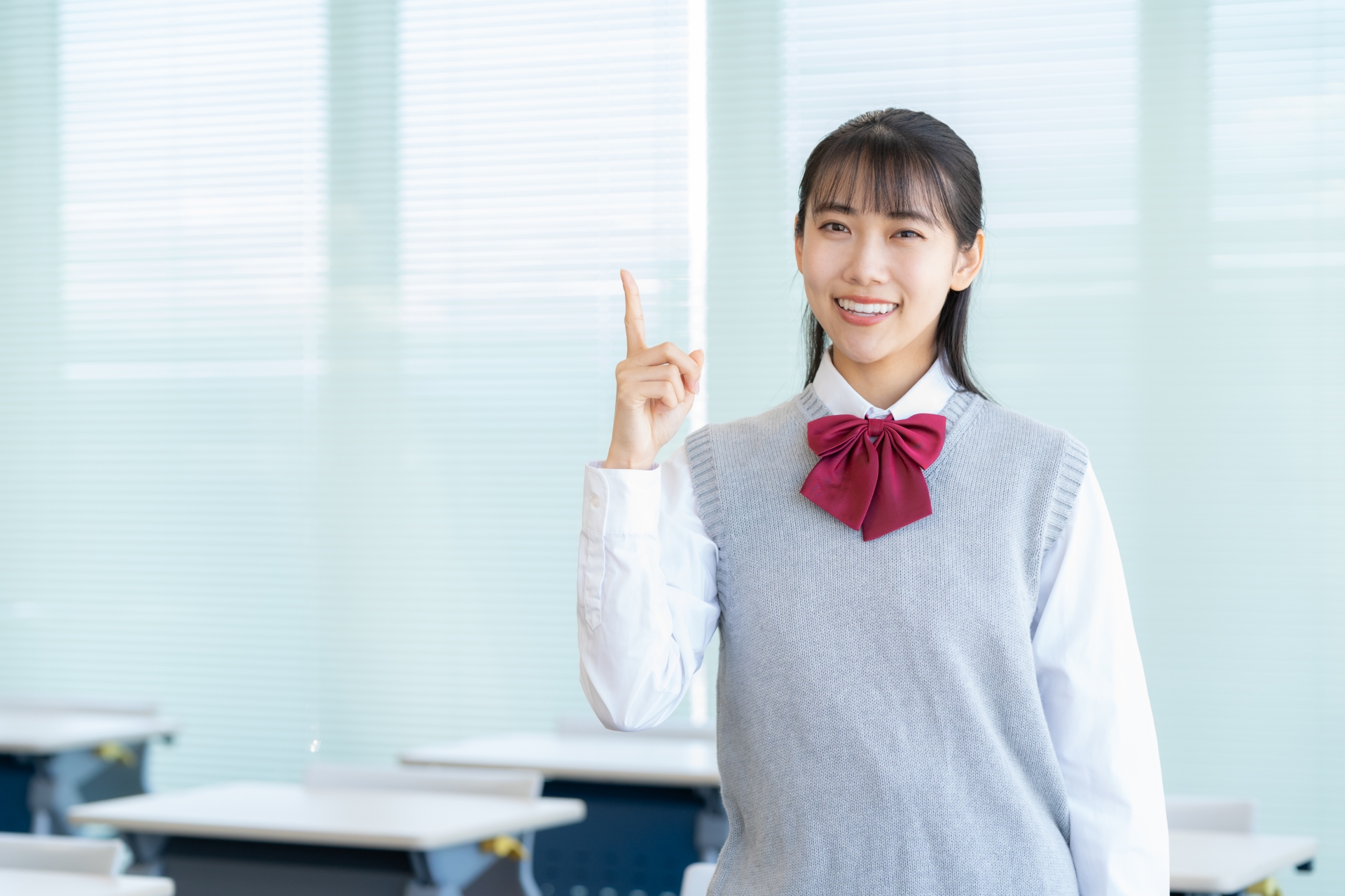 学校で勉強をする女子高生