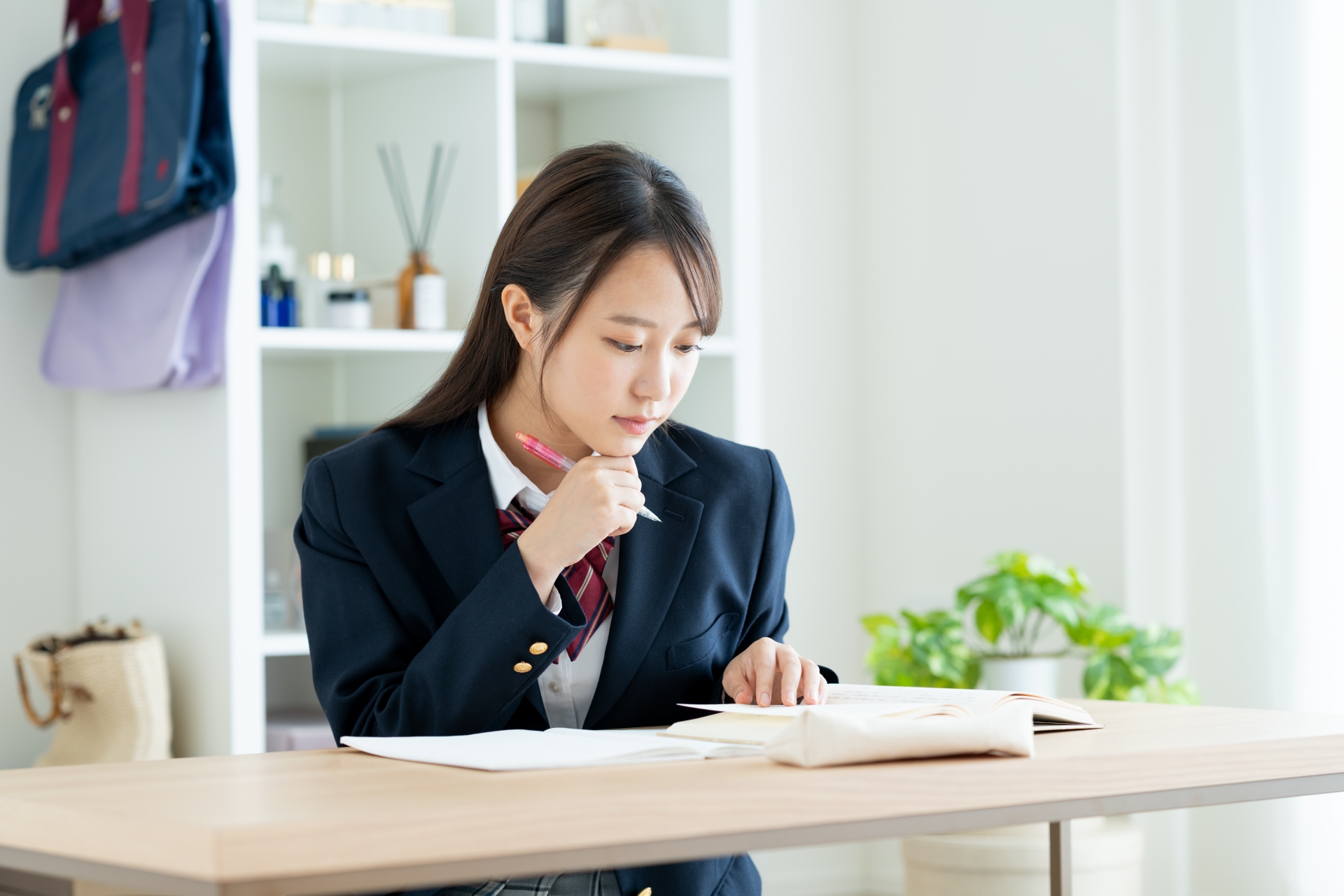 勉強する女子高生