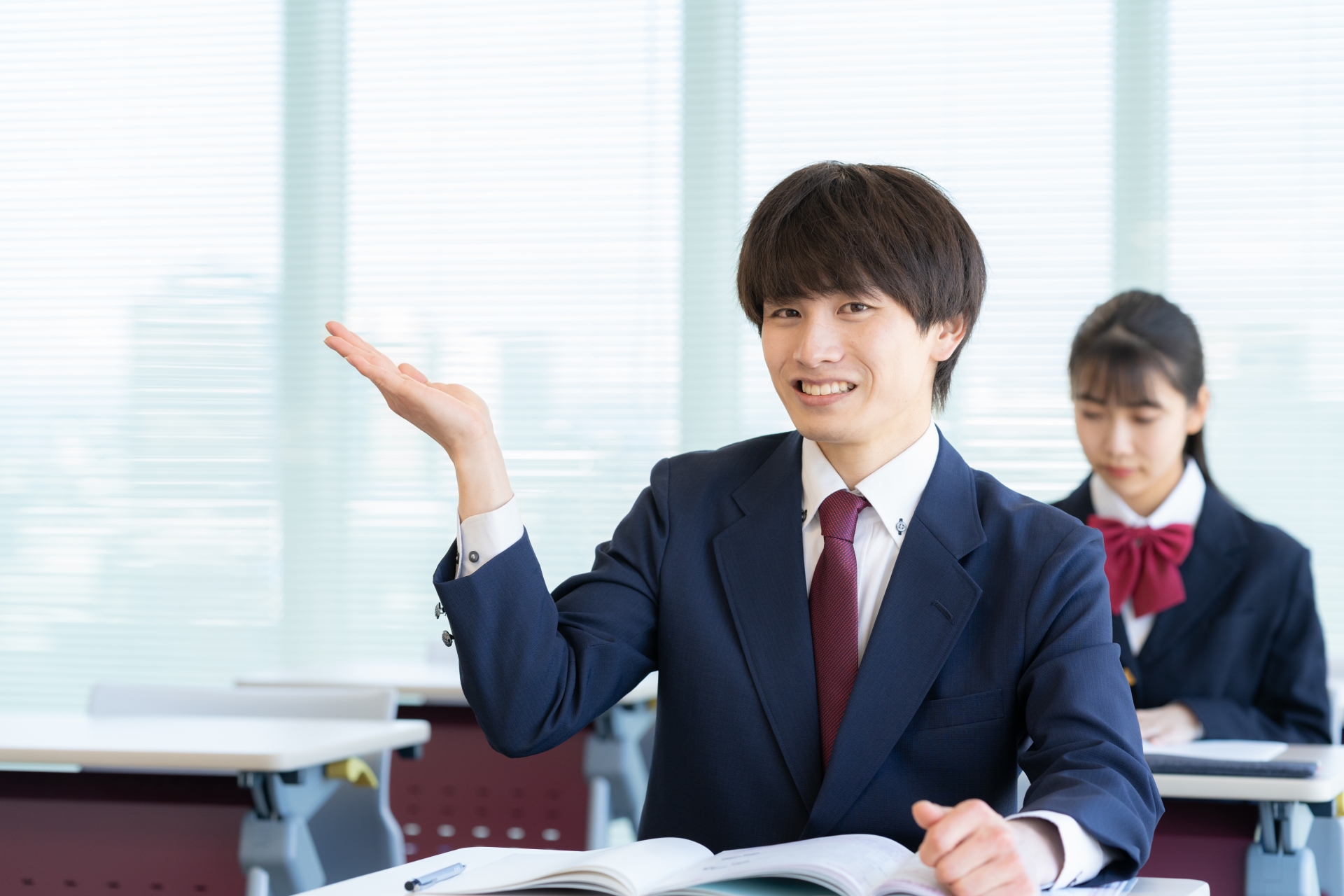 学校で勉強をする男女の高校生