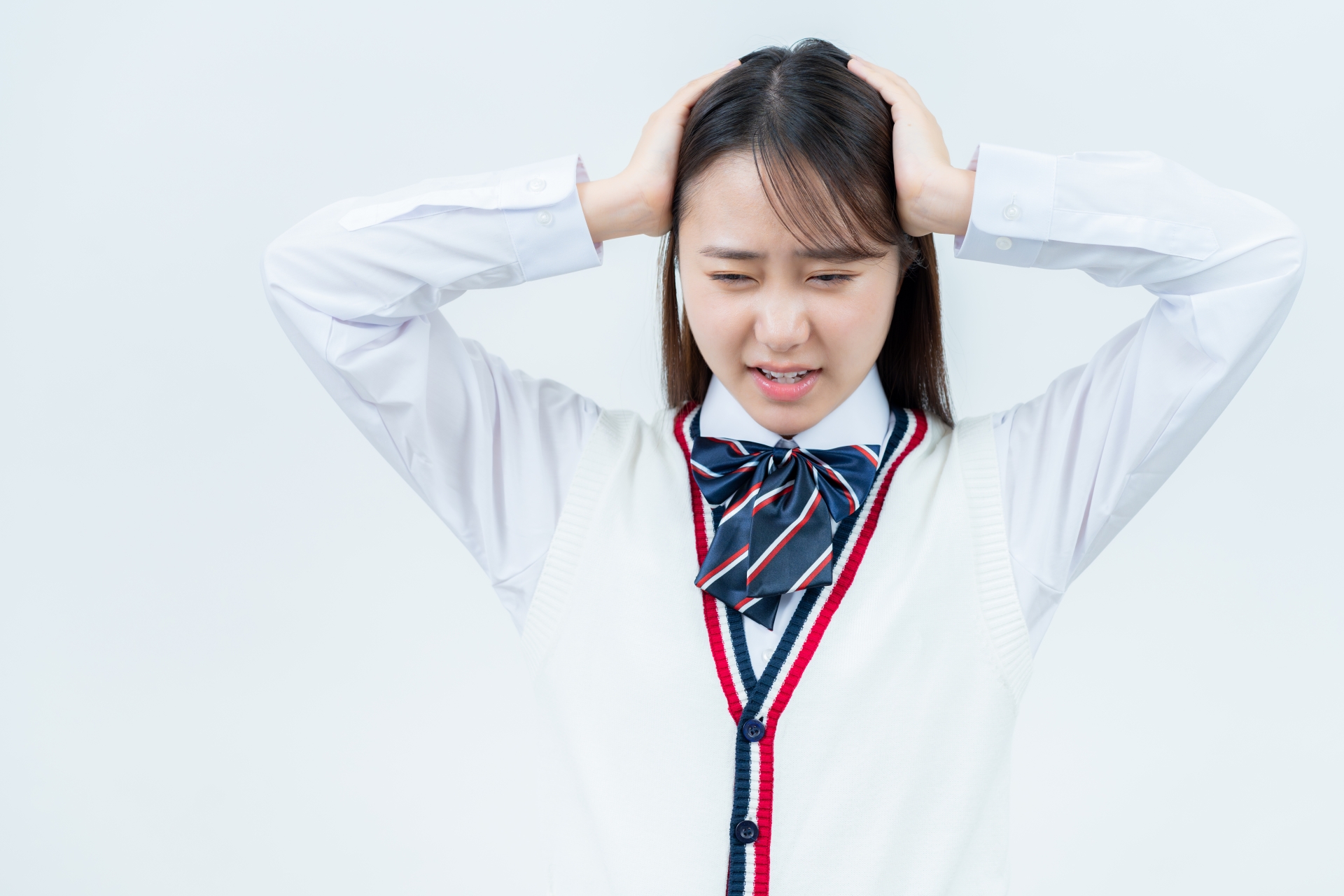頭を抱えて悩む女子高校生