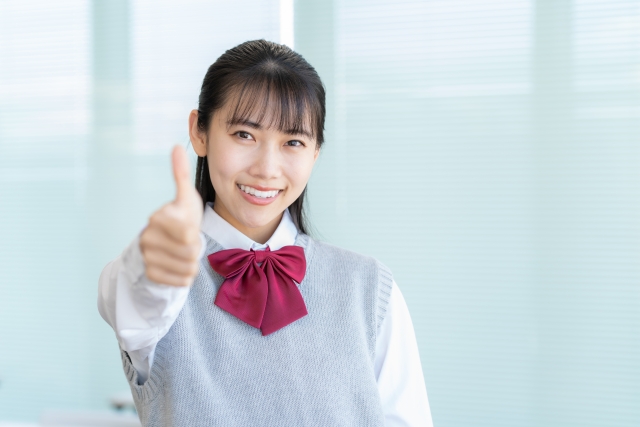 学校で勉強をする女子高生