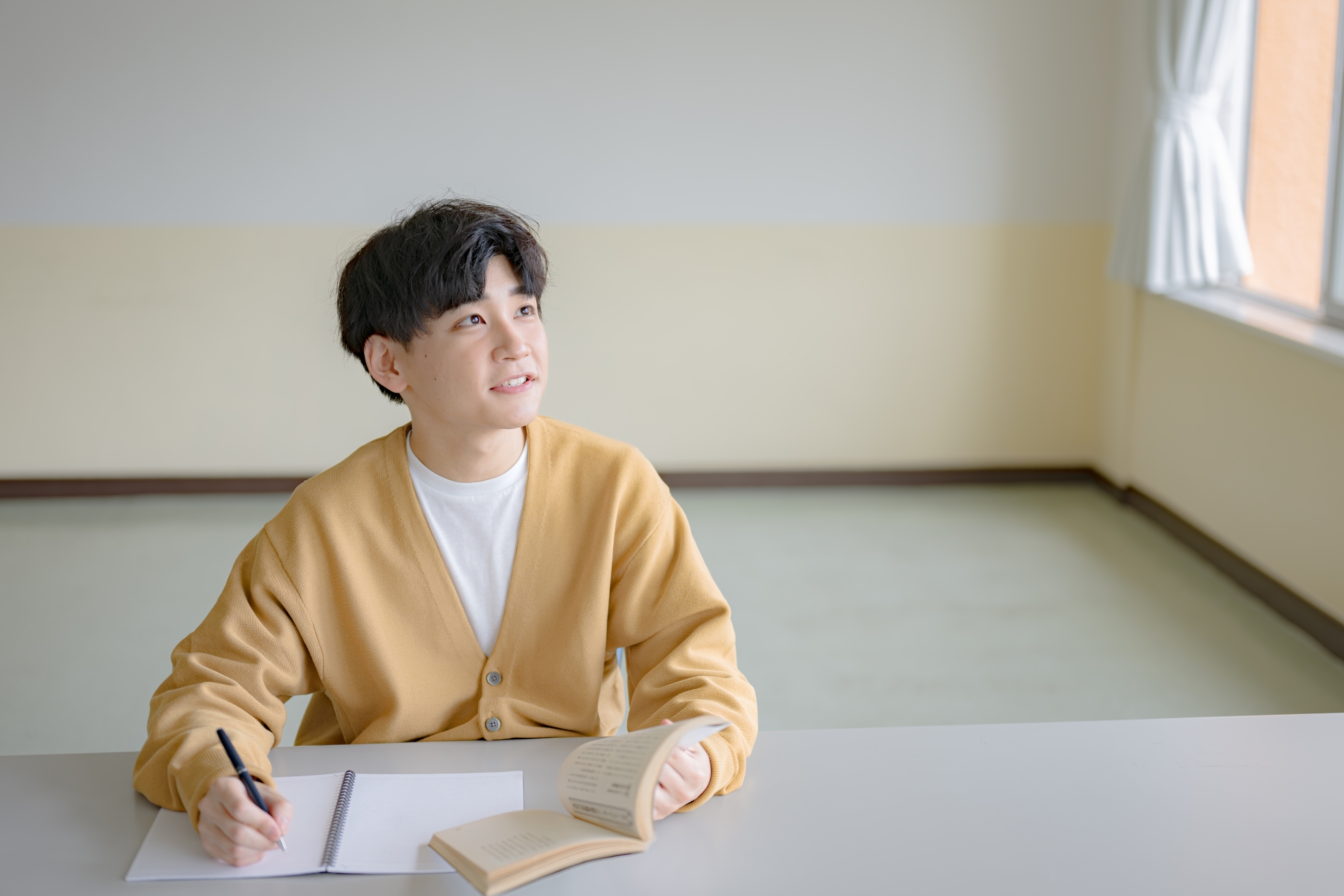学習する若い男性