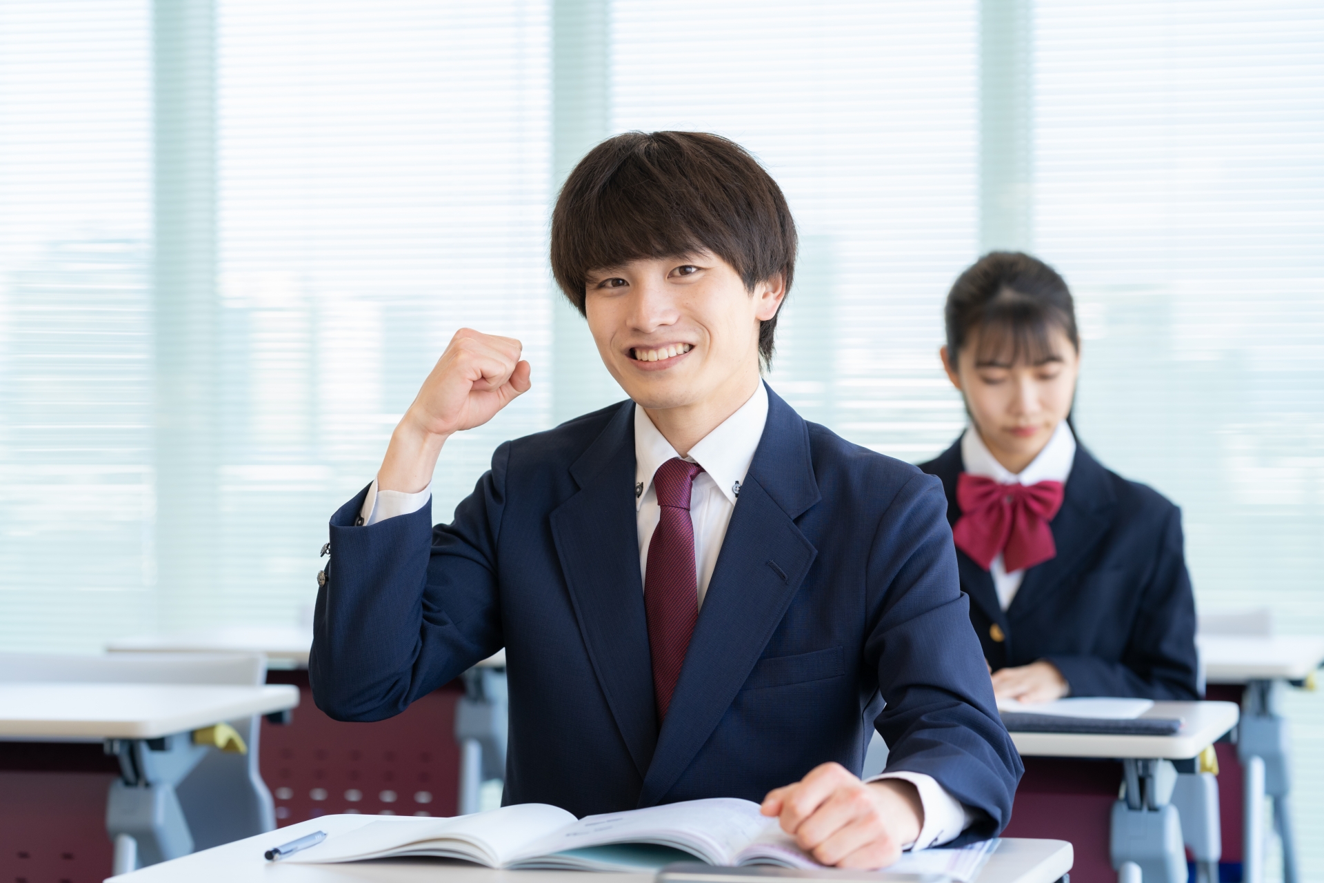 学校で勉強をする男女の高校生