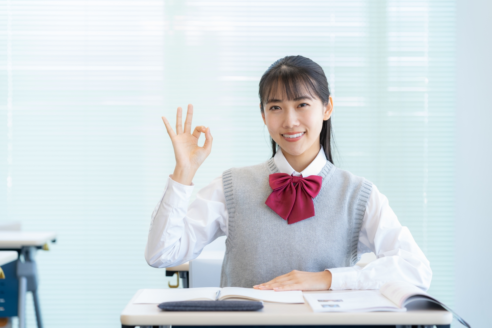 学校で勉強をする女子高生