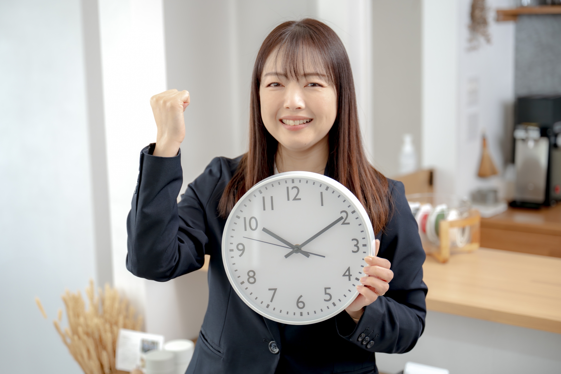 時計とガッツポーズする女性