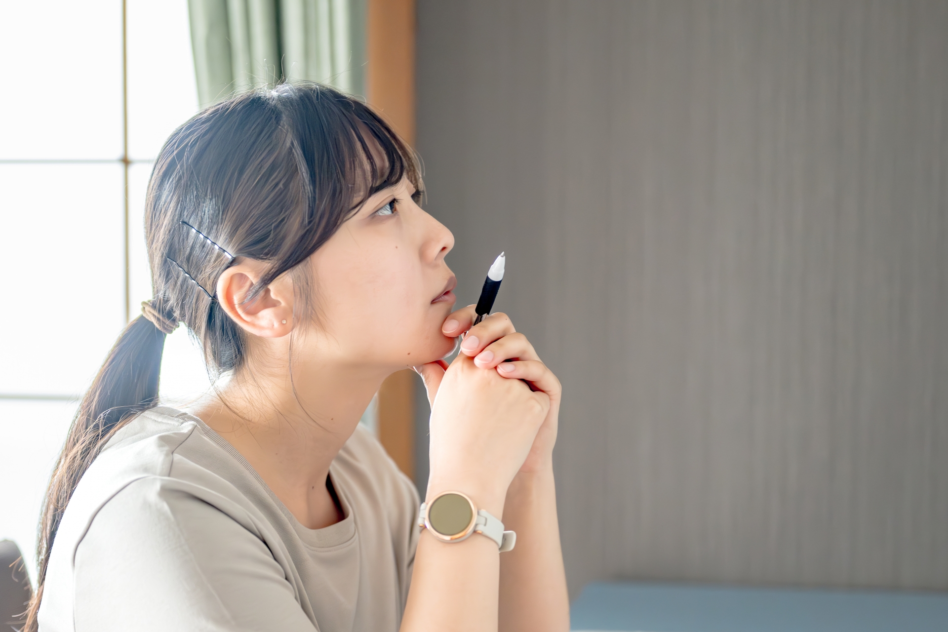 遠くを見る若い女性