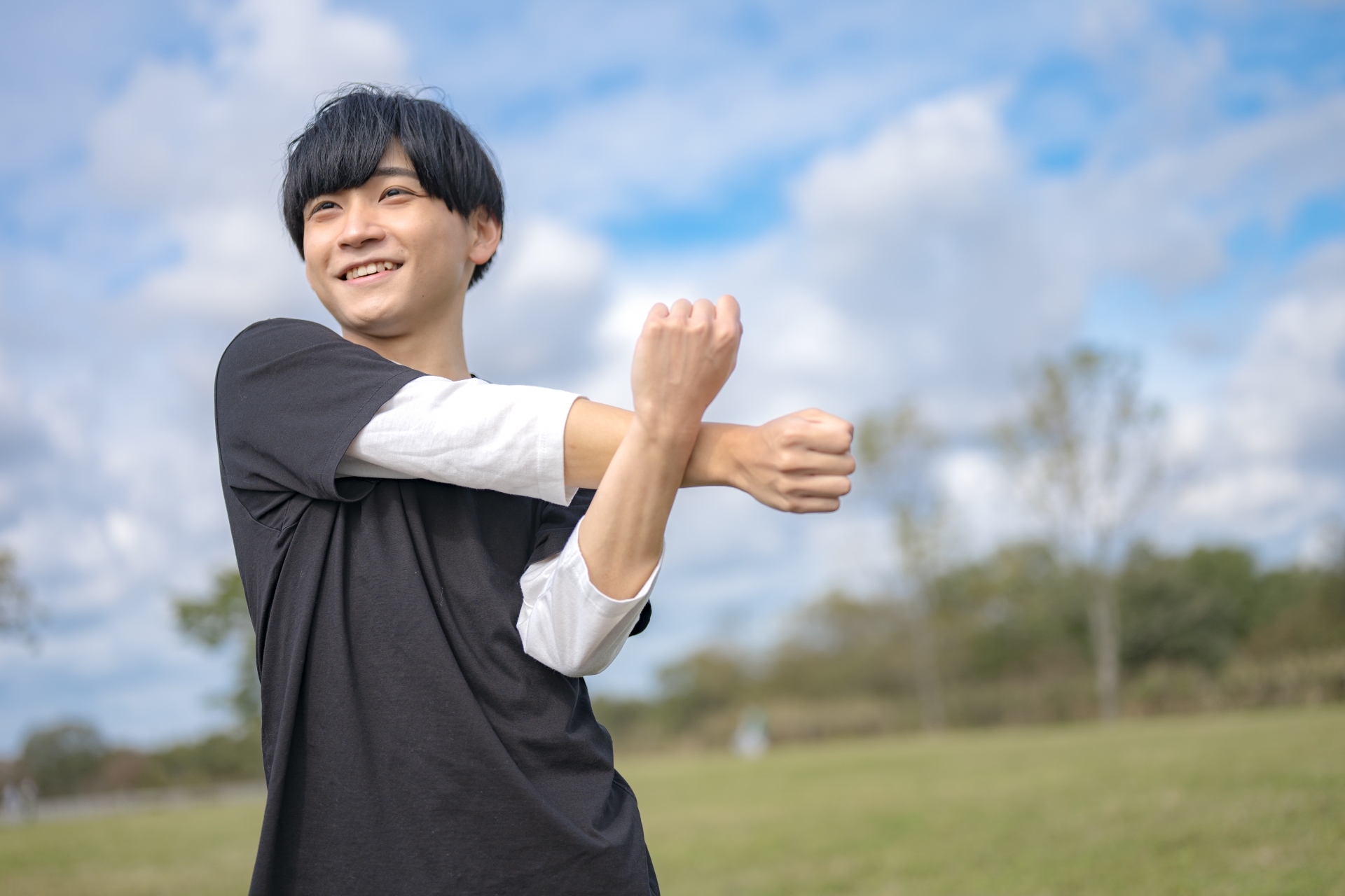 青空と爽やかな男性