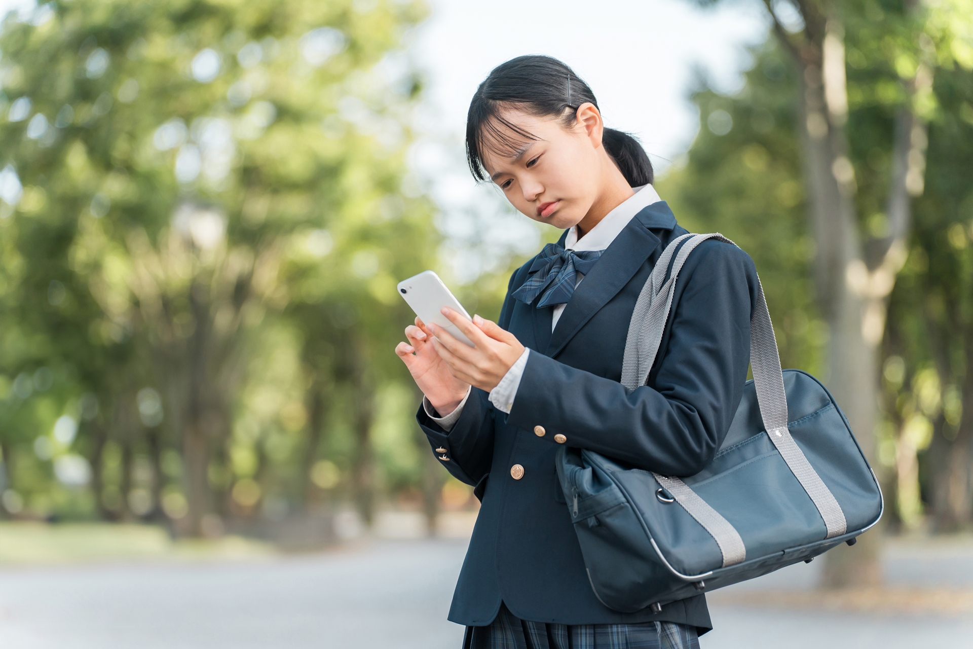 スマホを見る学生