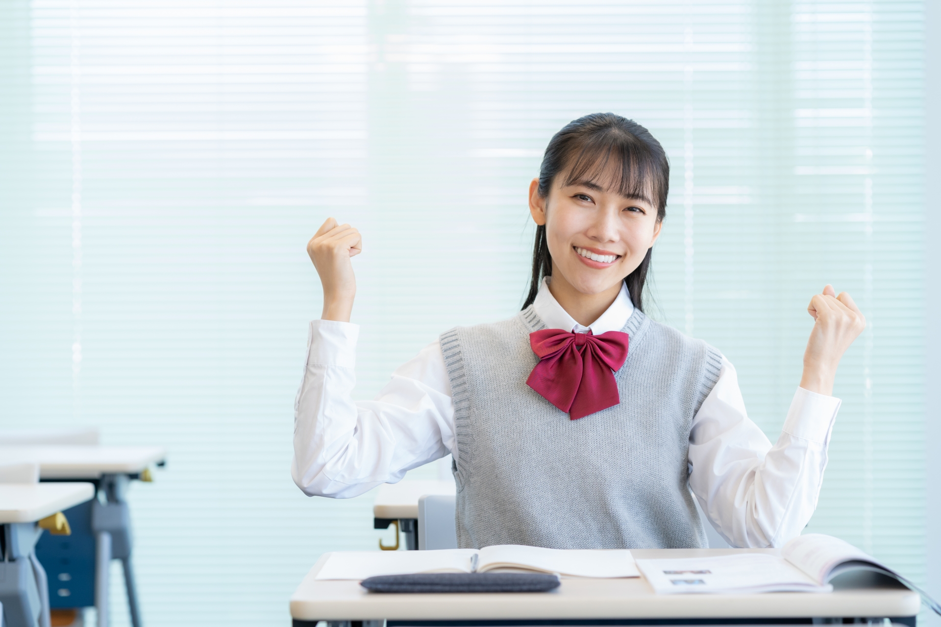 学校で勉強をする女子高生