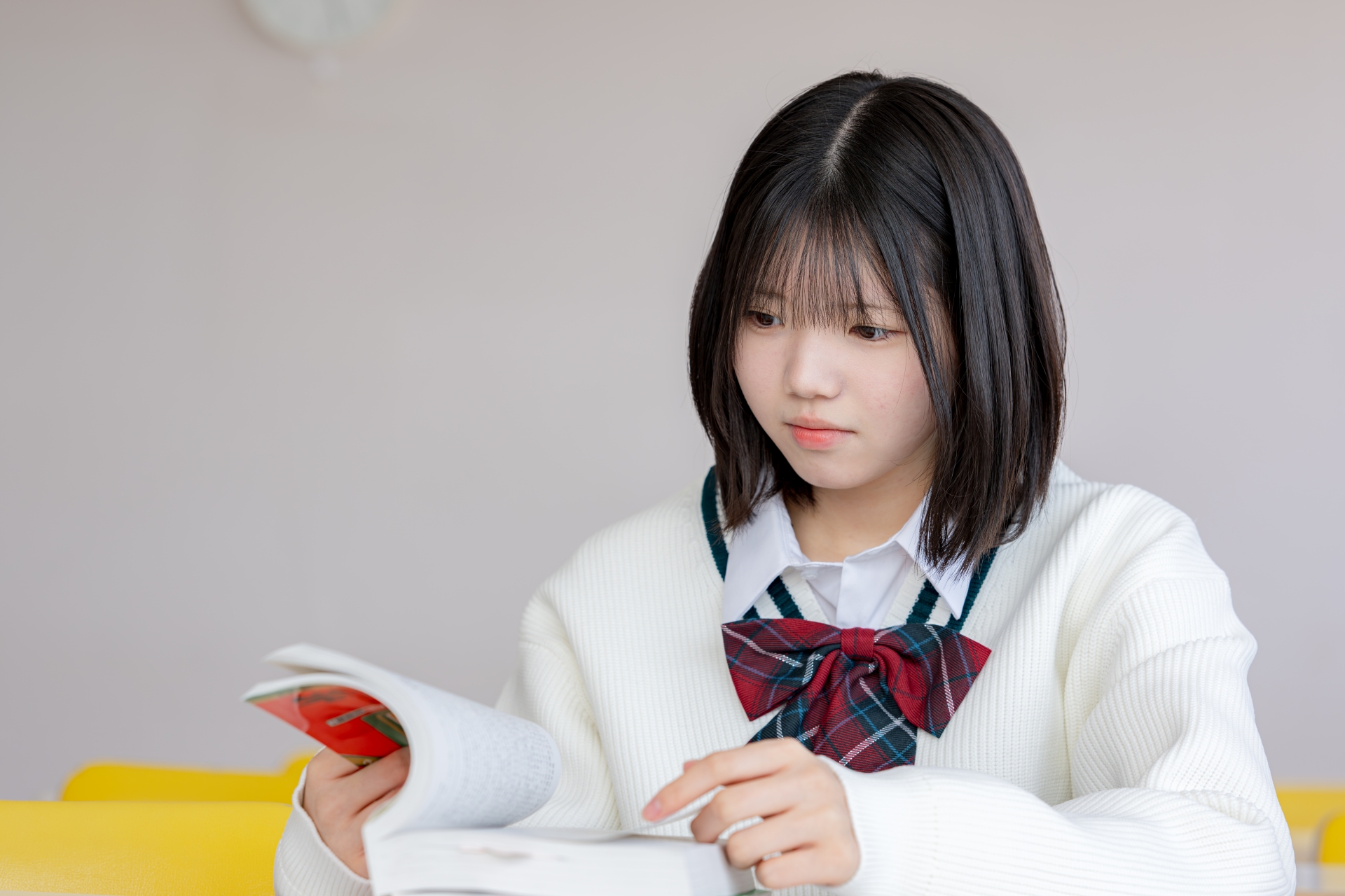 勉強する女学生