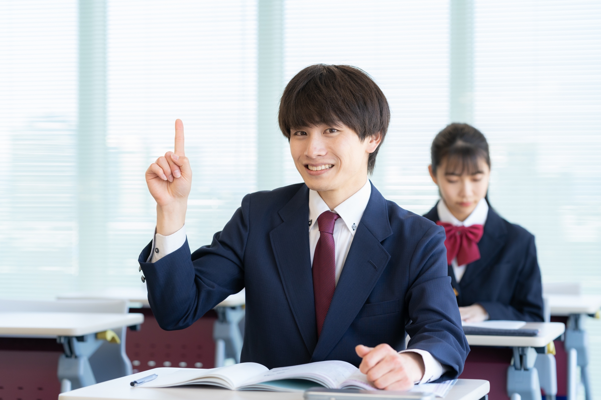 学校で勉強をする男女の高校生