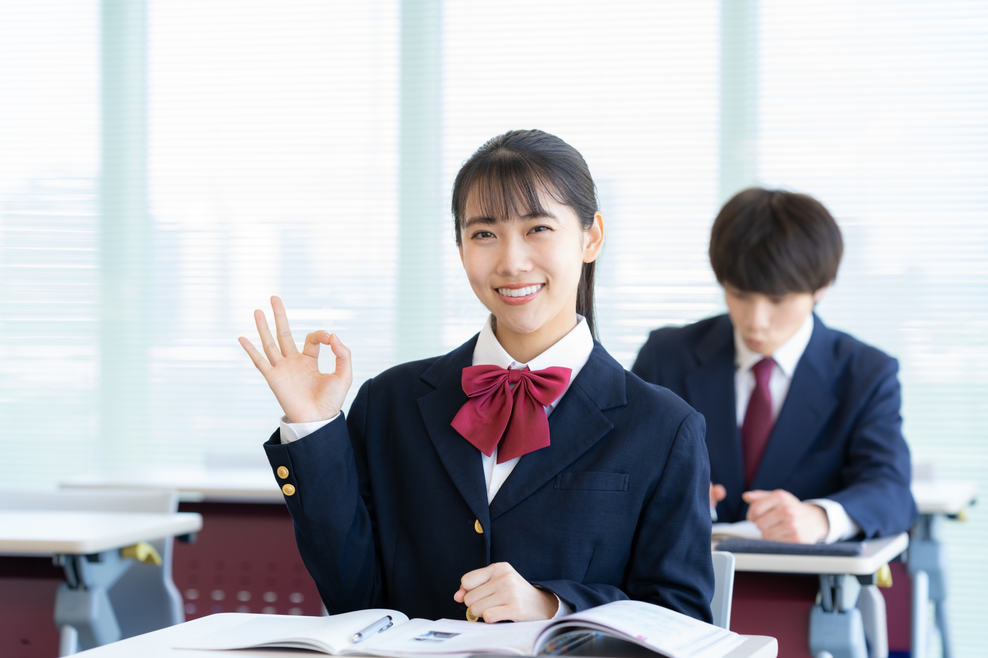 学校で勉強をする男女の高校生