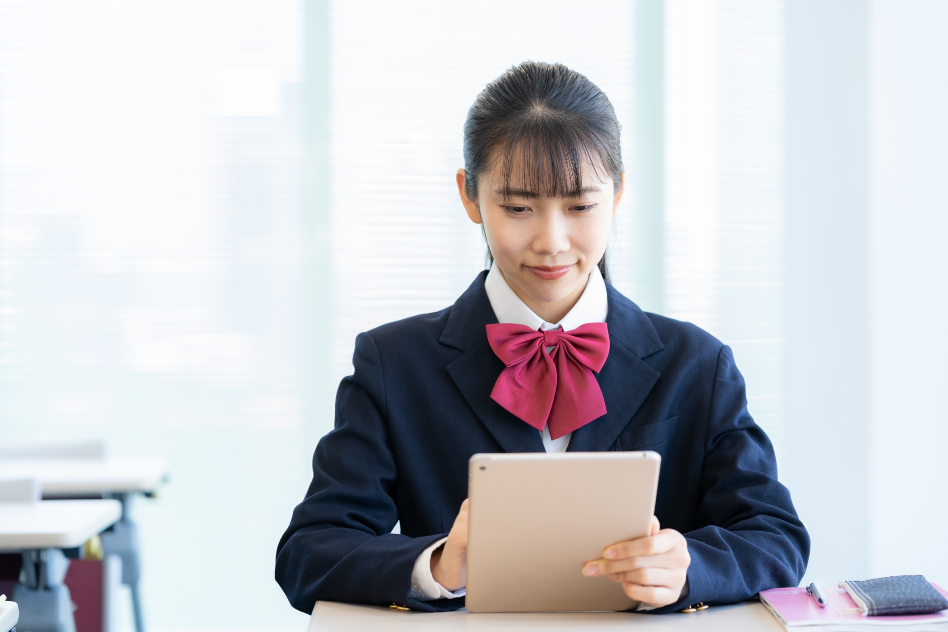 学校で勉強をする女子高生