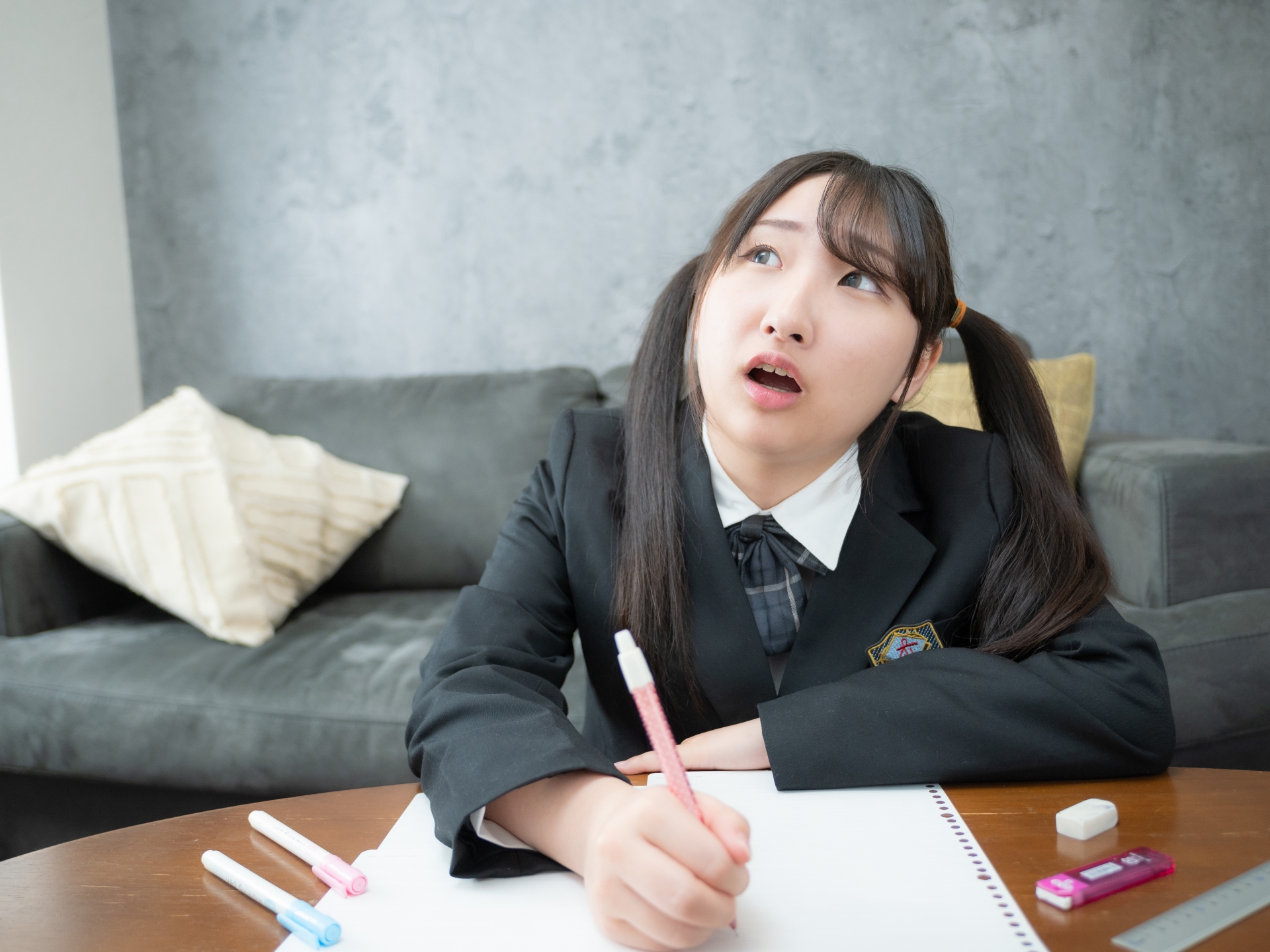 勉強する女子高生