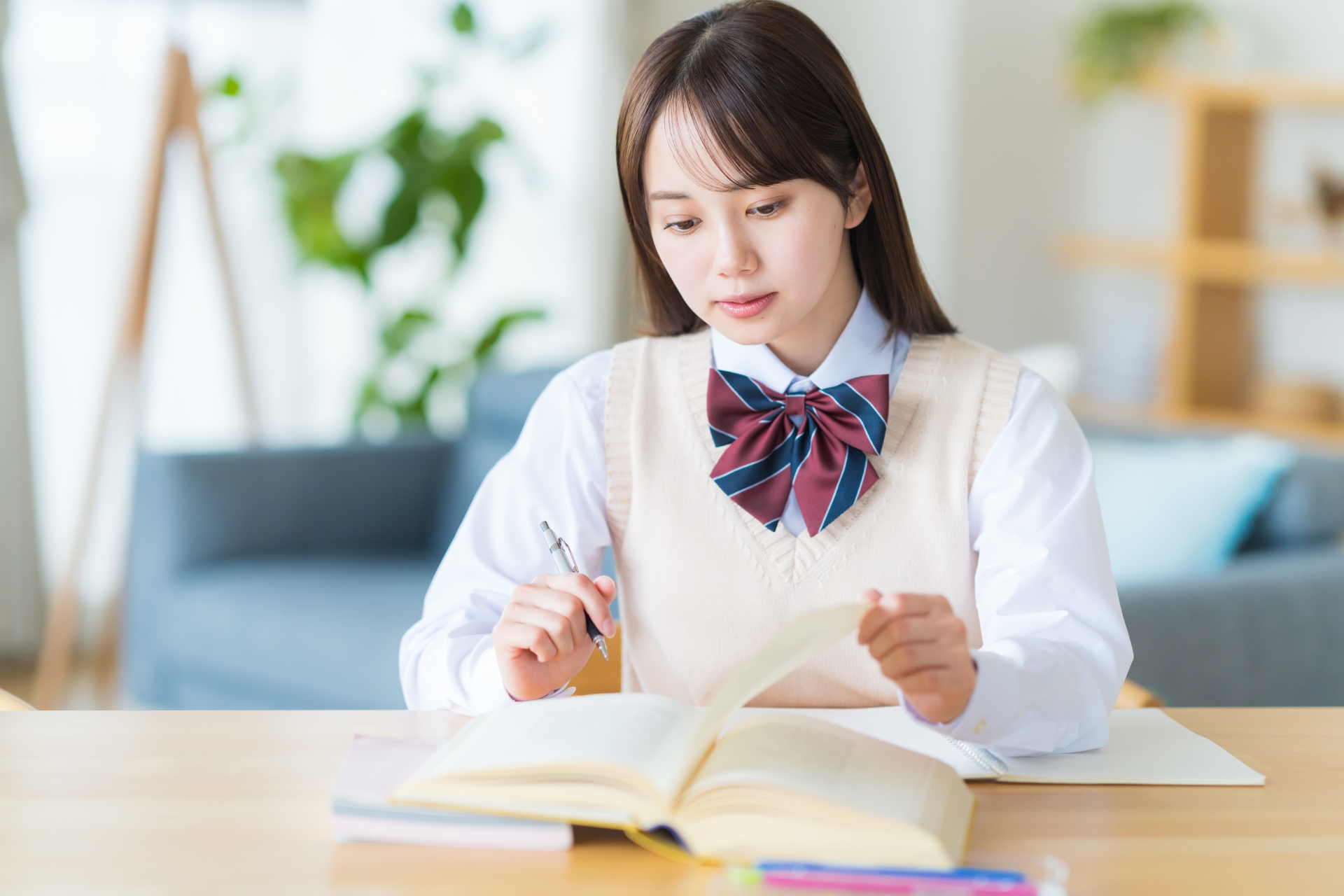 自宅で勉強中に悩む女子高生