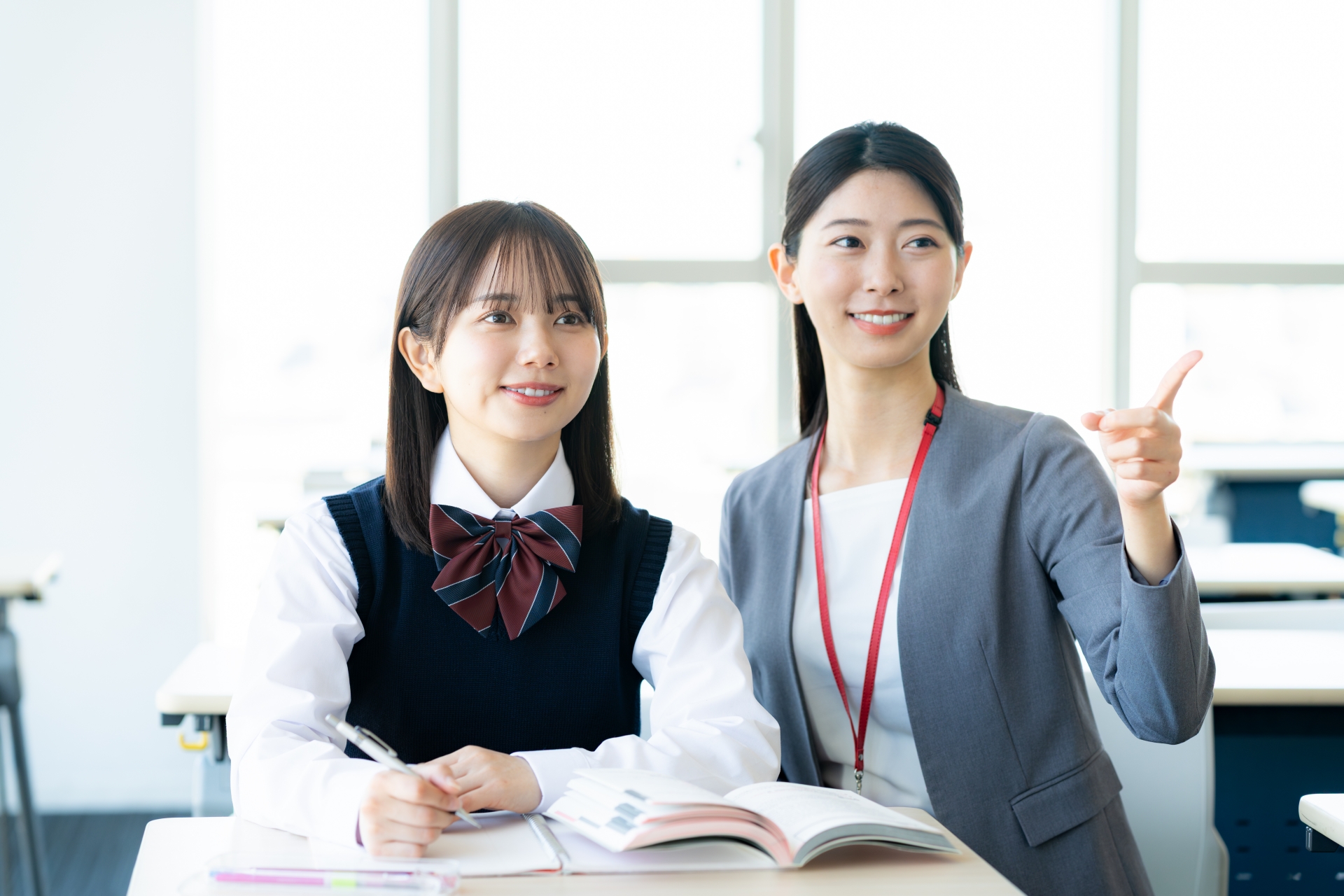 勉強する女子学生と先生