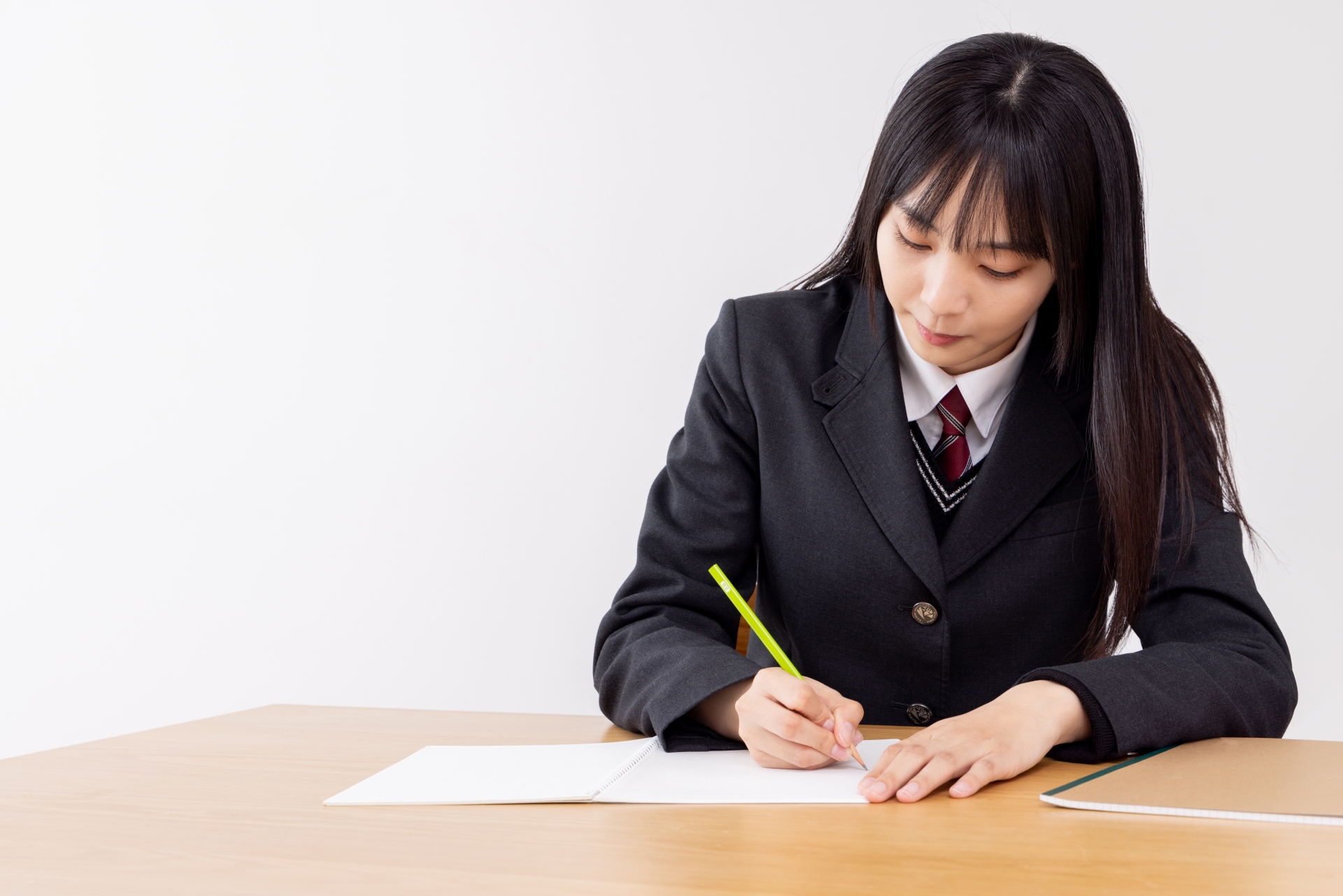 業を真面目に受ける女子高生