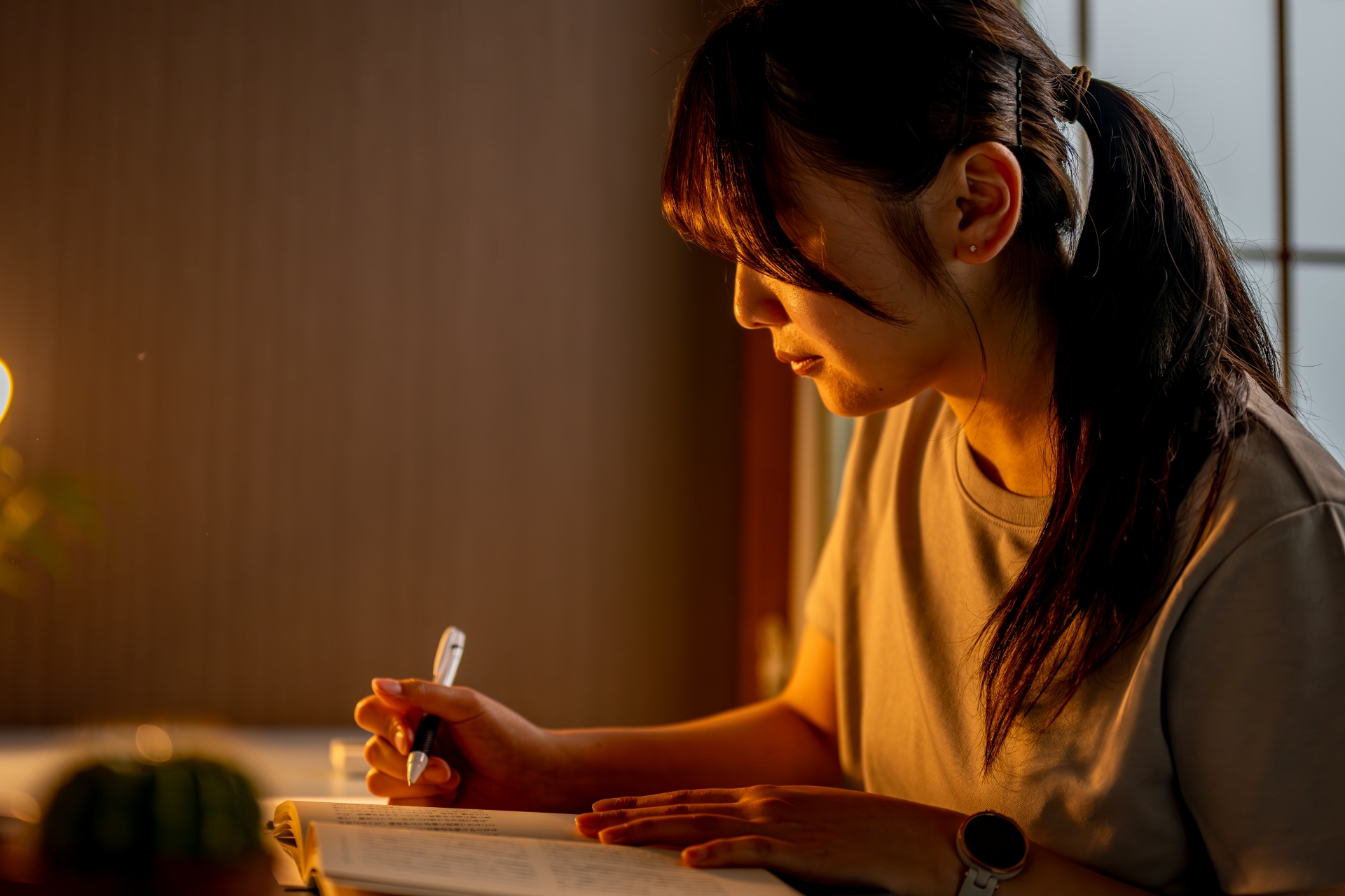 真剣に学習する女性