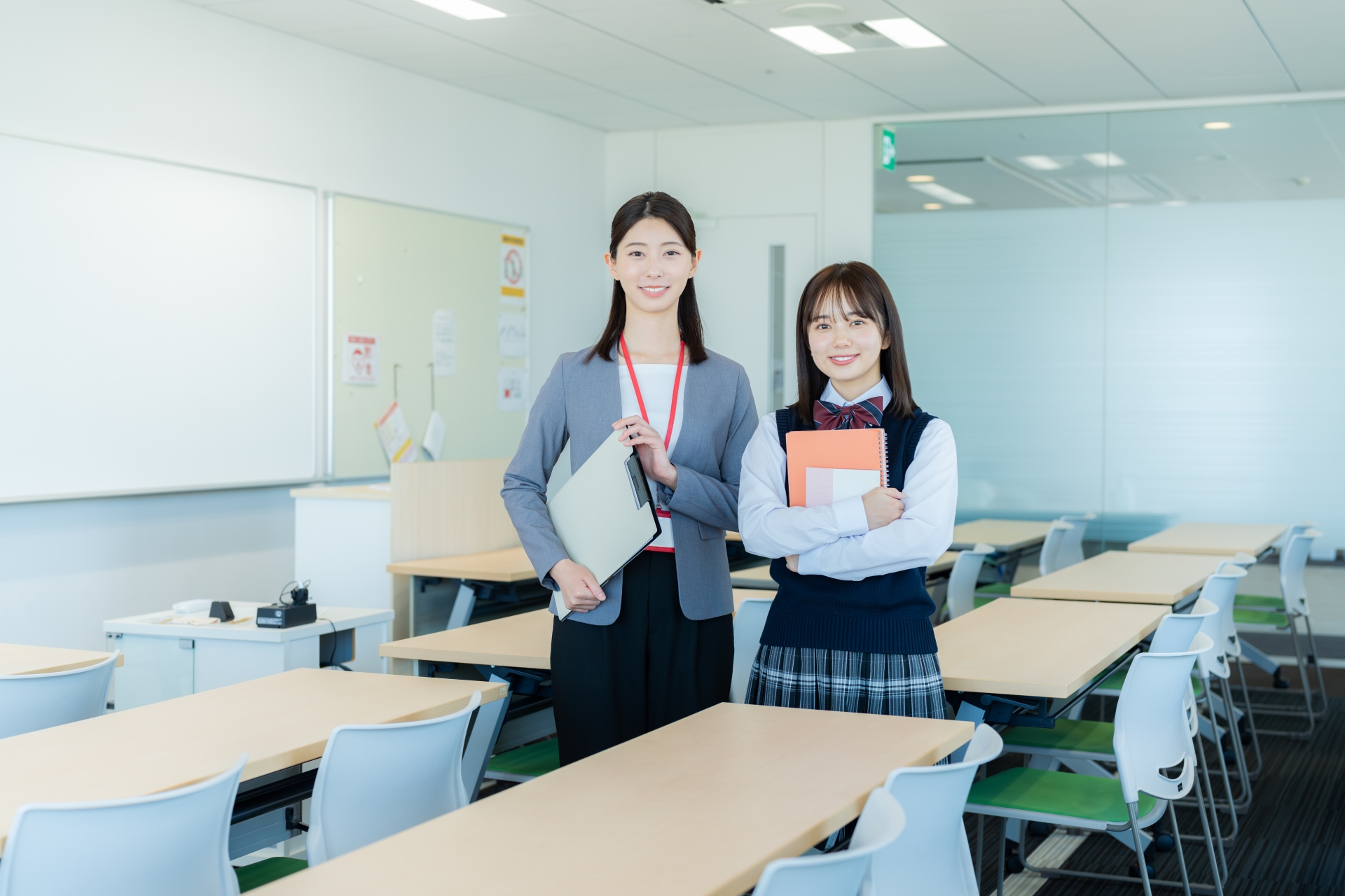 教室に立つ先生と生徒