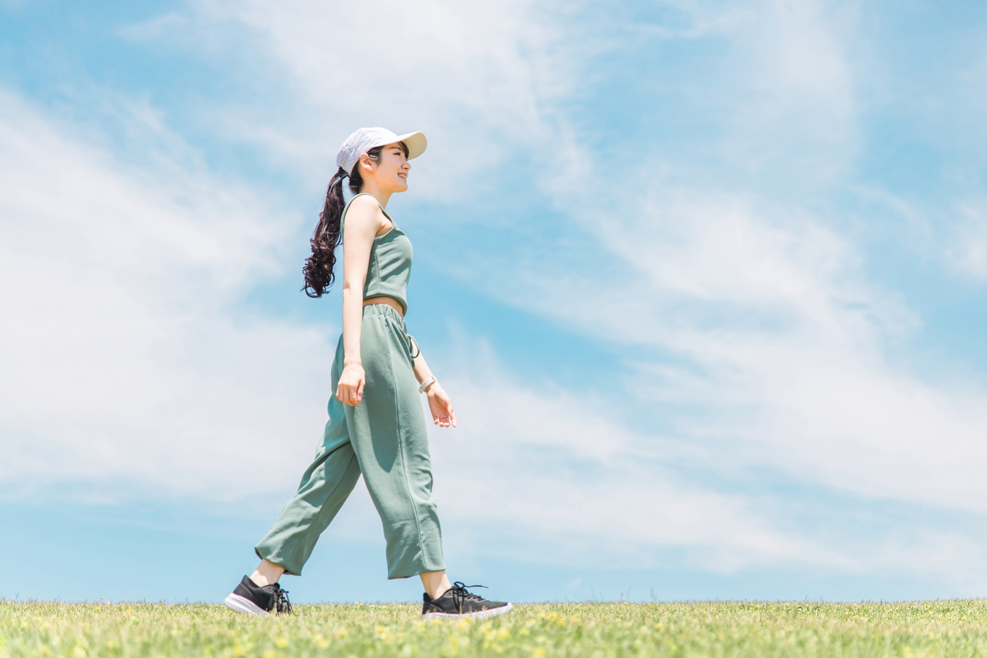 有酸素運動する女性の横顔（朝活）