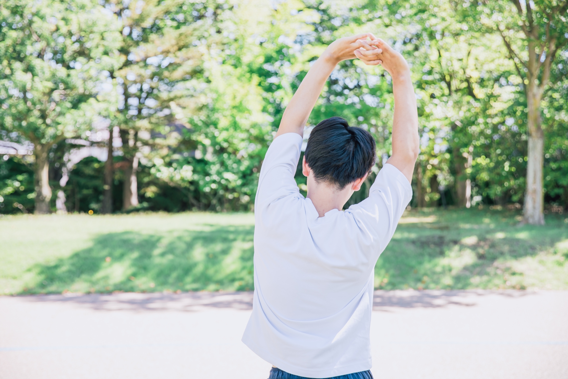 ストレッチして背伸びする男性