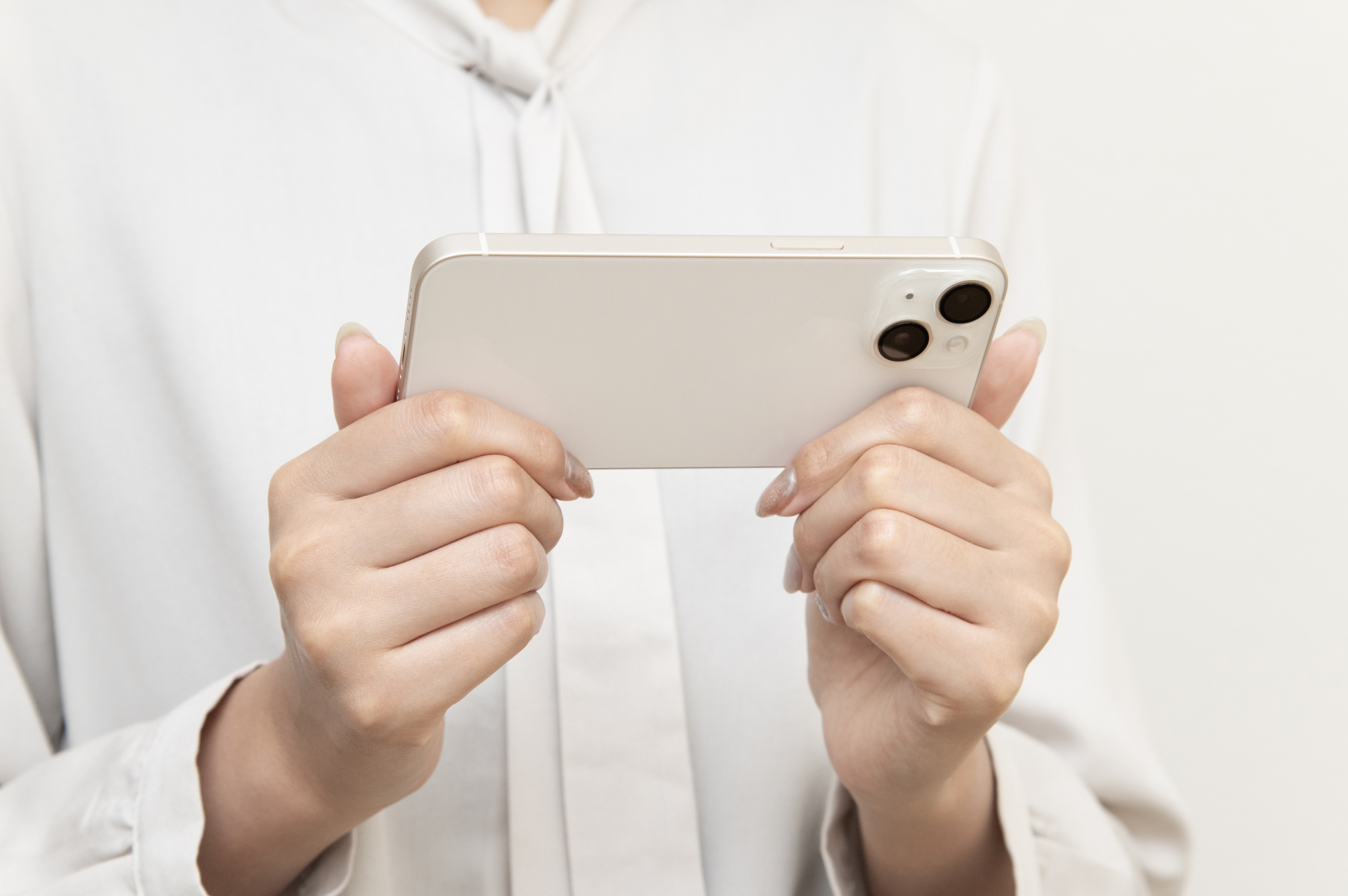 スマホを見る