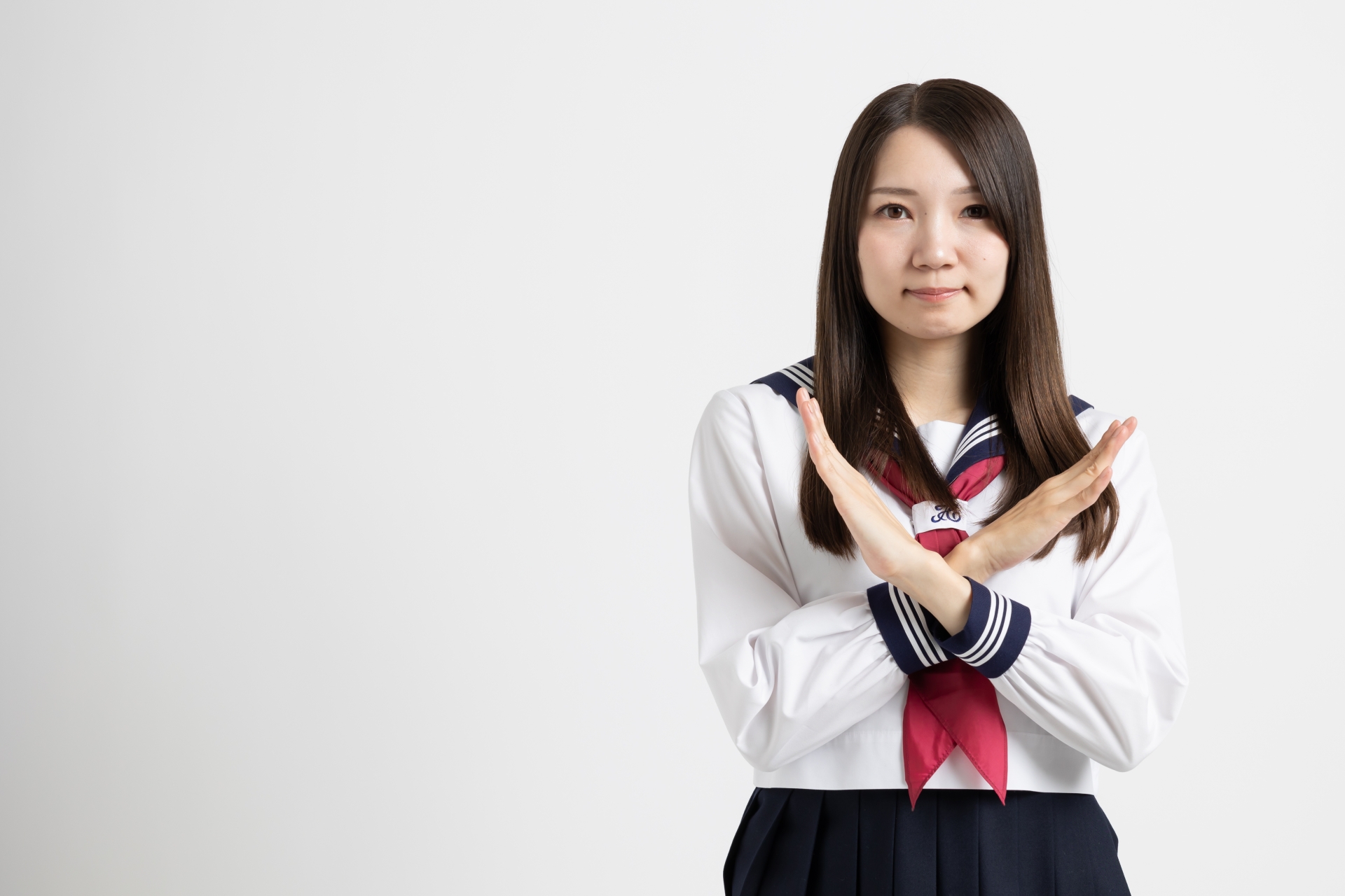 手を交差する女子高生