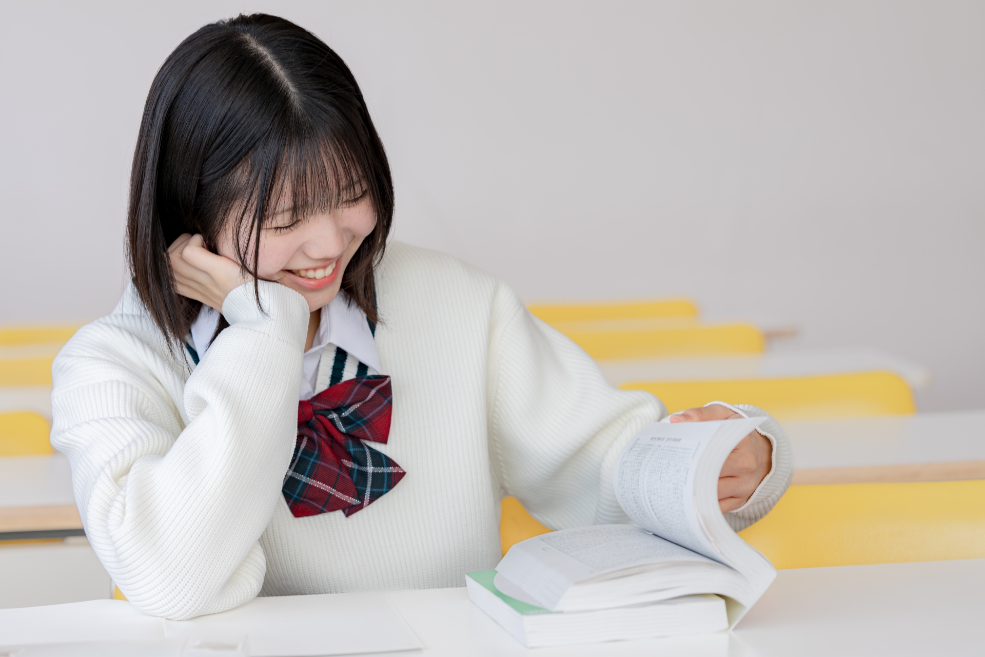笑顔で勉強する女子学生