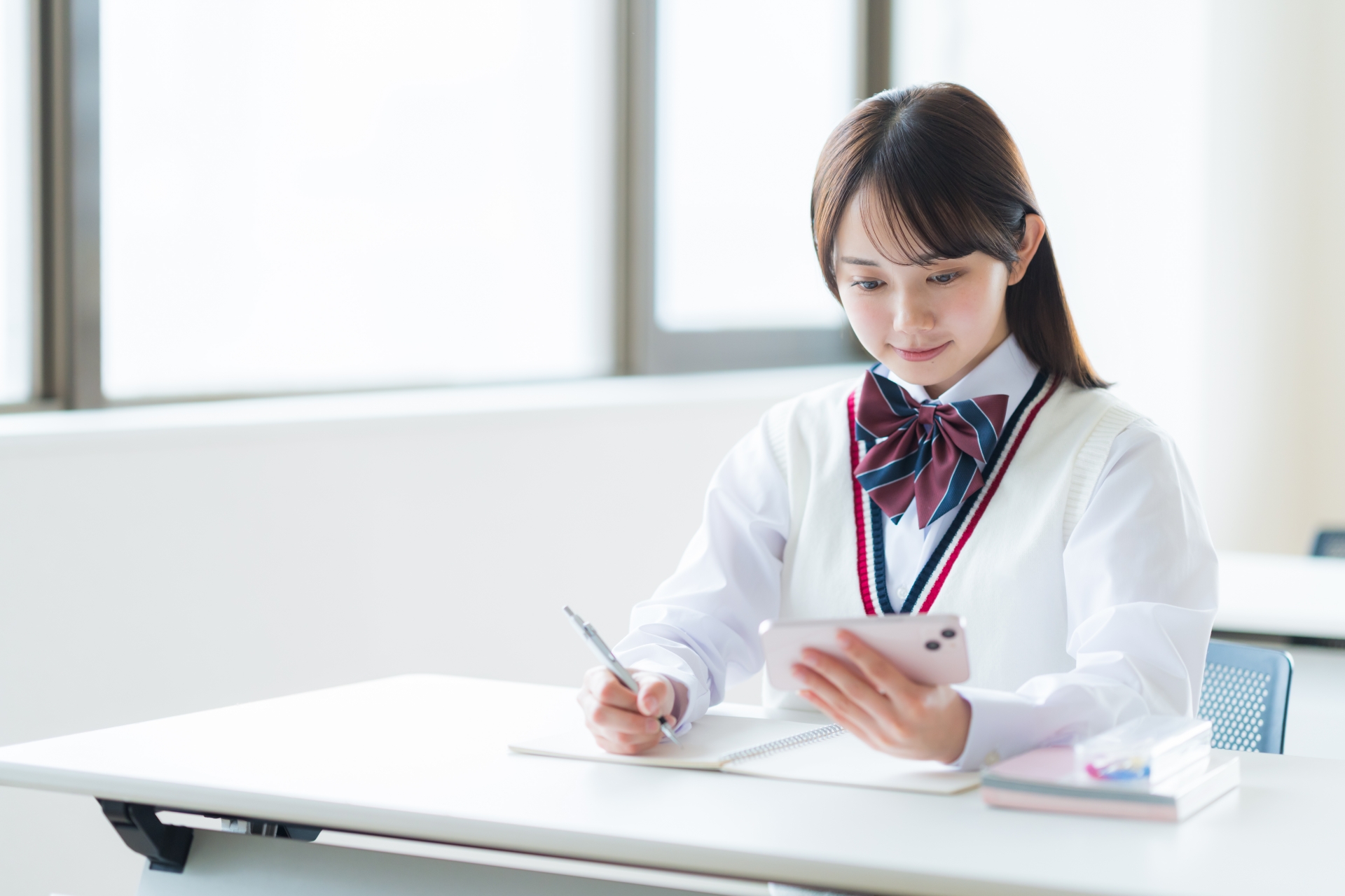 教室で勉強する学生