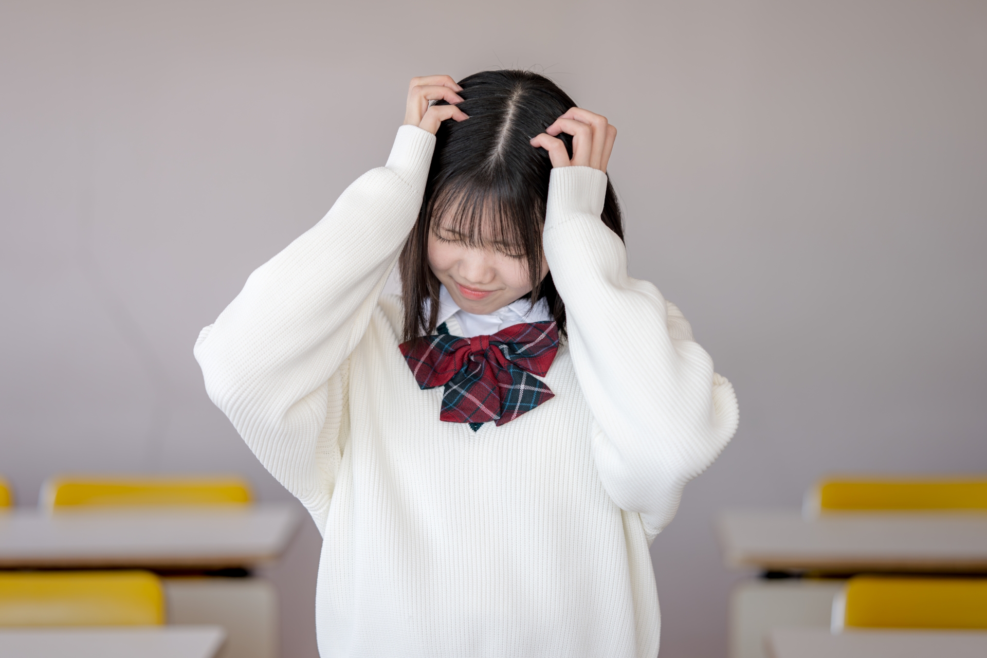 頭を抱える女子生徒