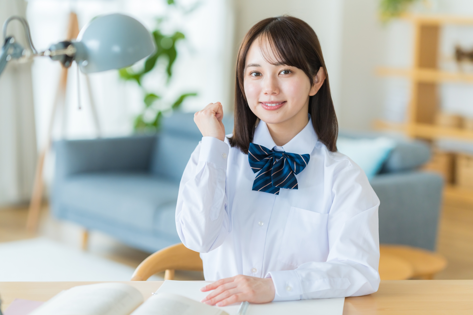 自宅で勉強をする女子高生