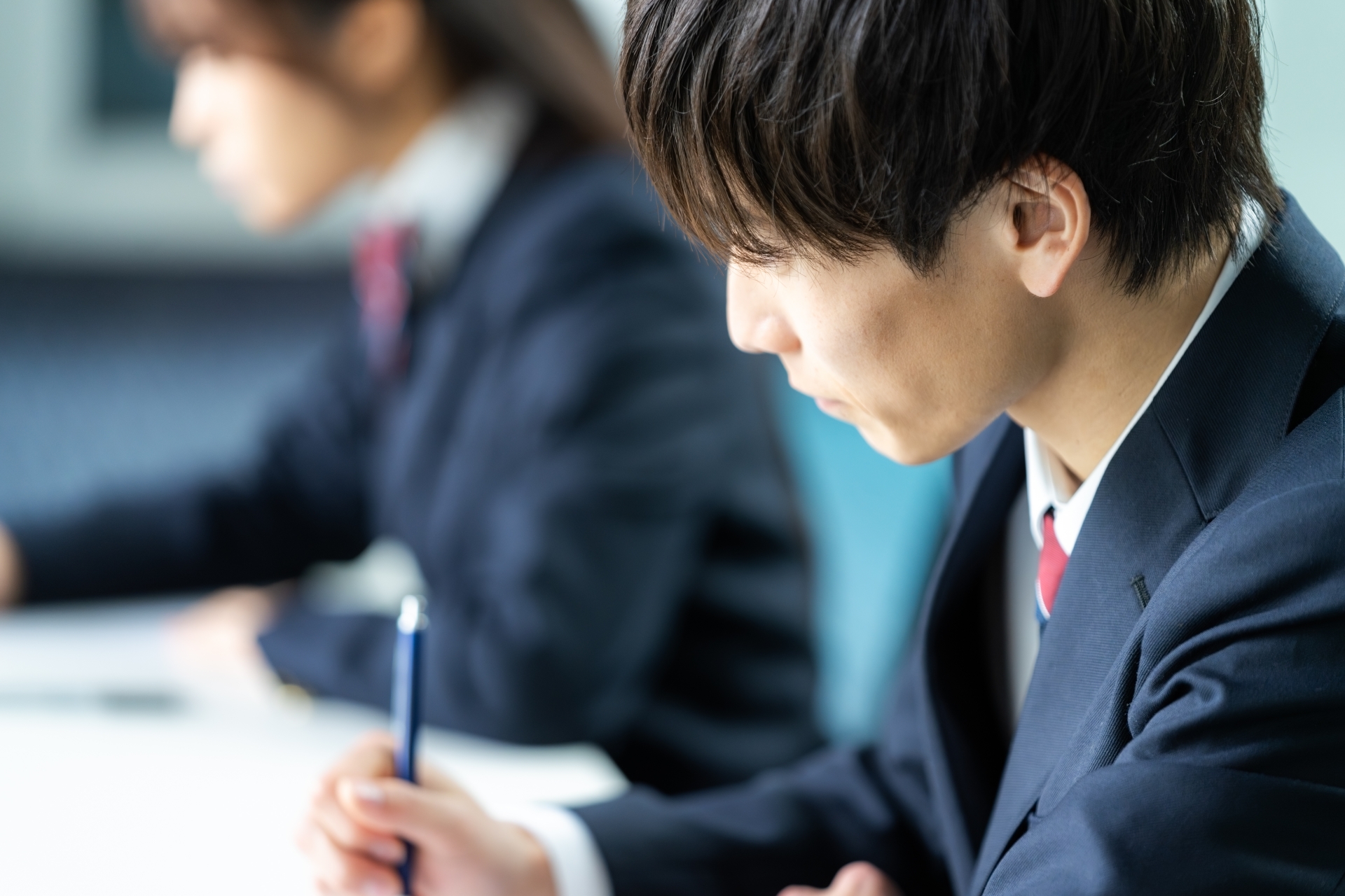 試験を受ける学生