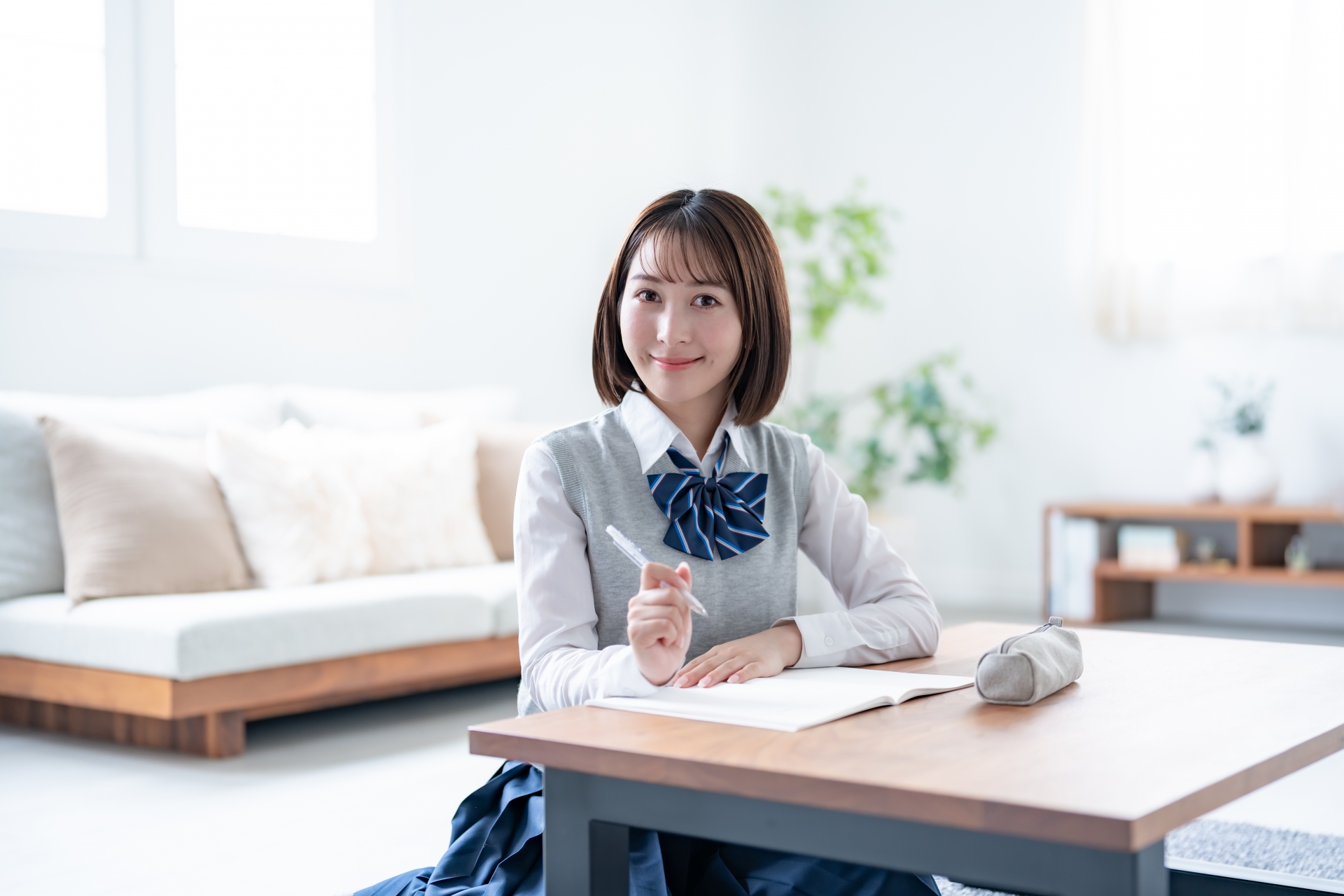 勉強をする女子高生