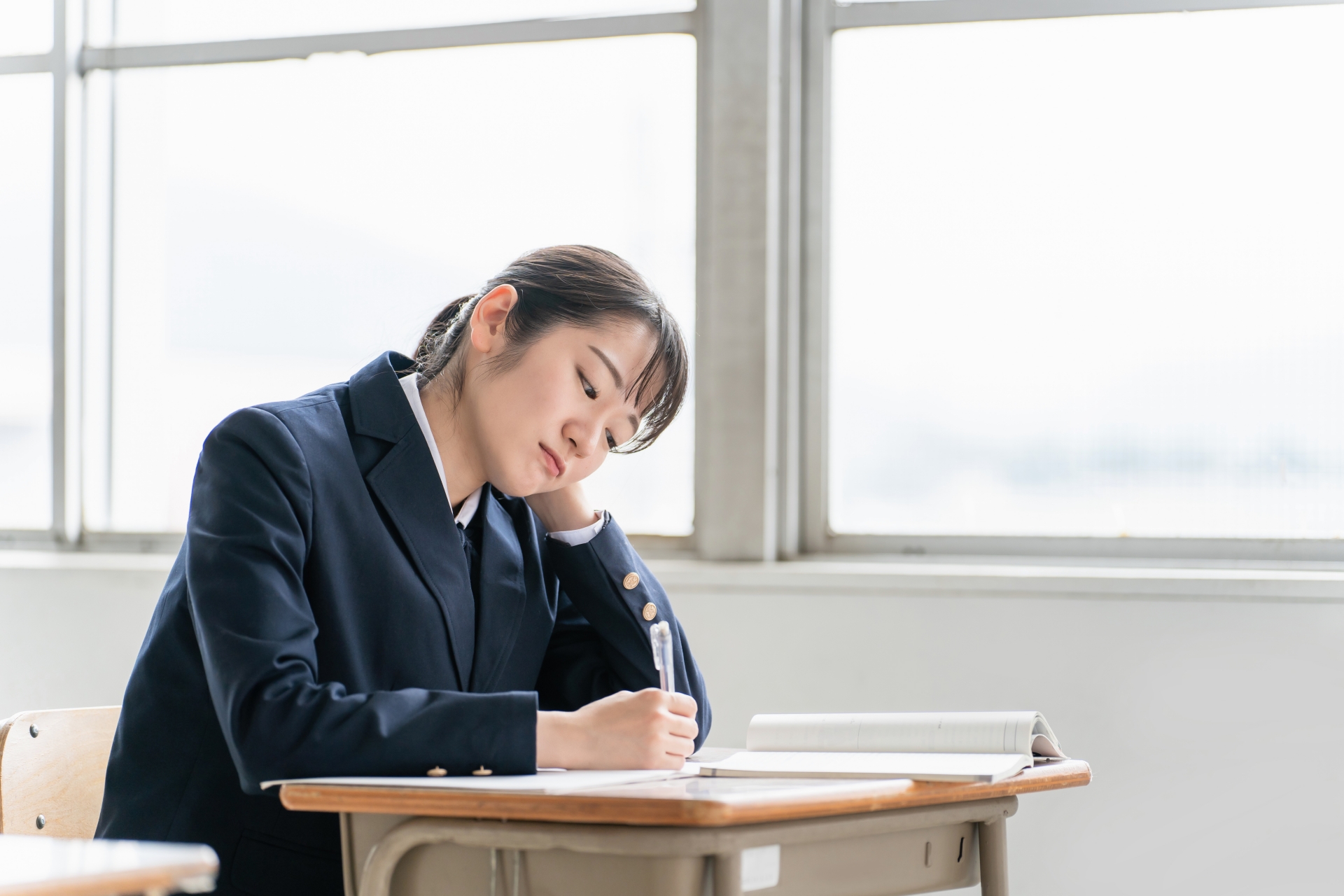 授業中に無気力な高校生・女子高生