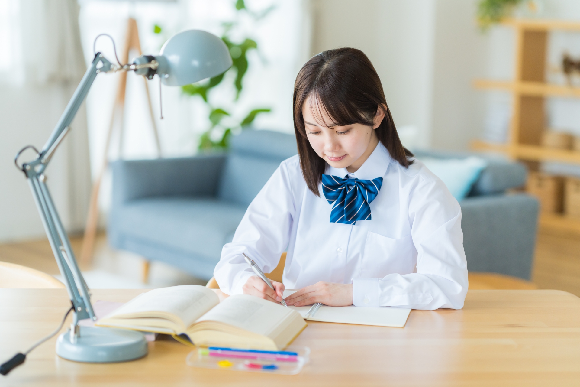自宅で勉強をする女子高生