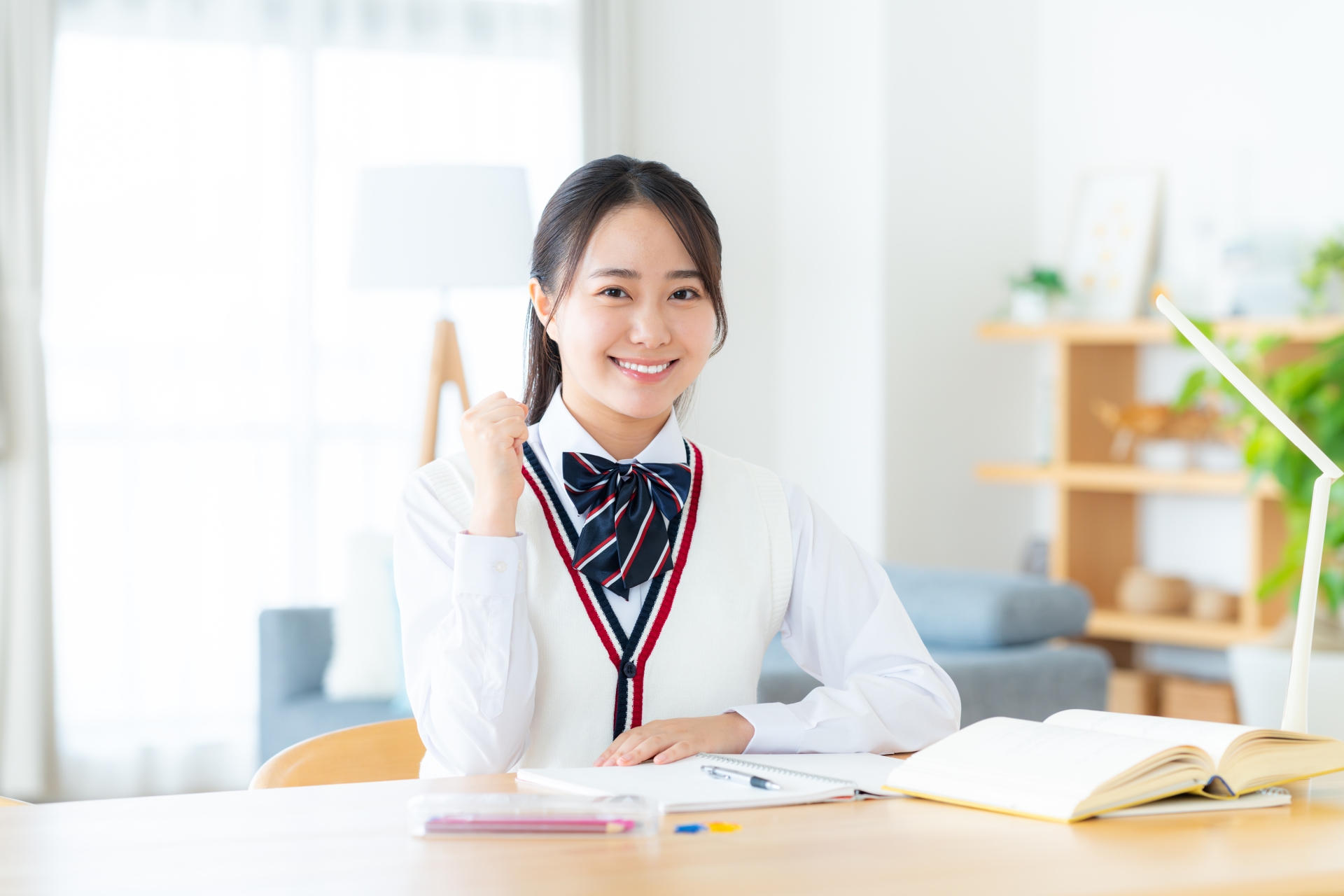 自宅で勉強をする女子高生