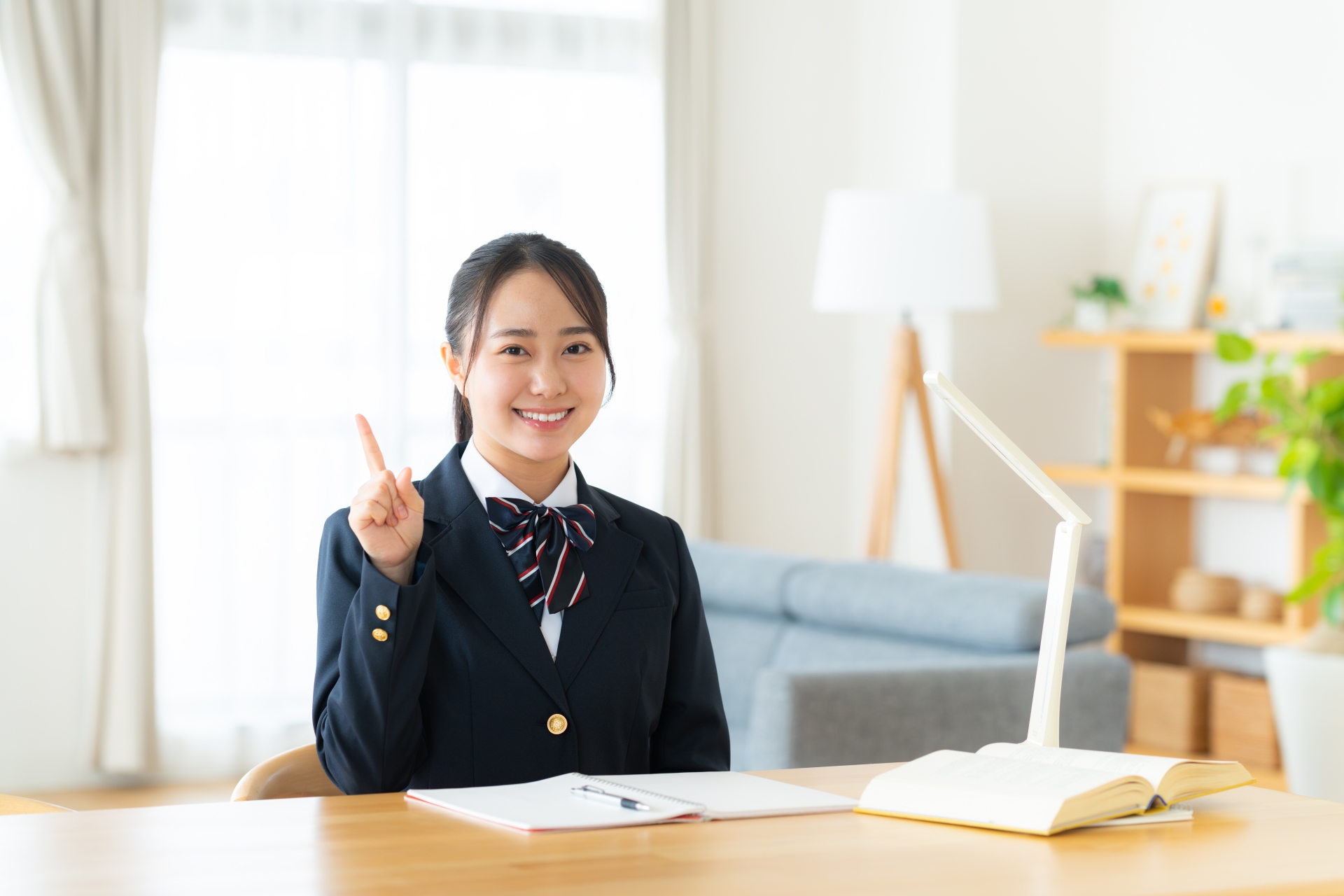 自宅で勉強する女子高生