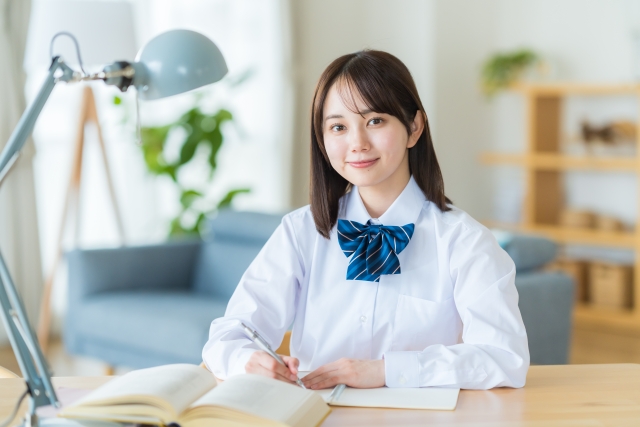 自宅で勉強をする女子高生