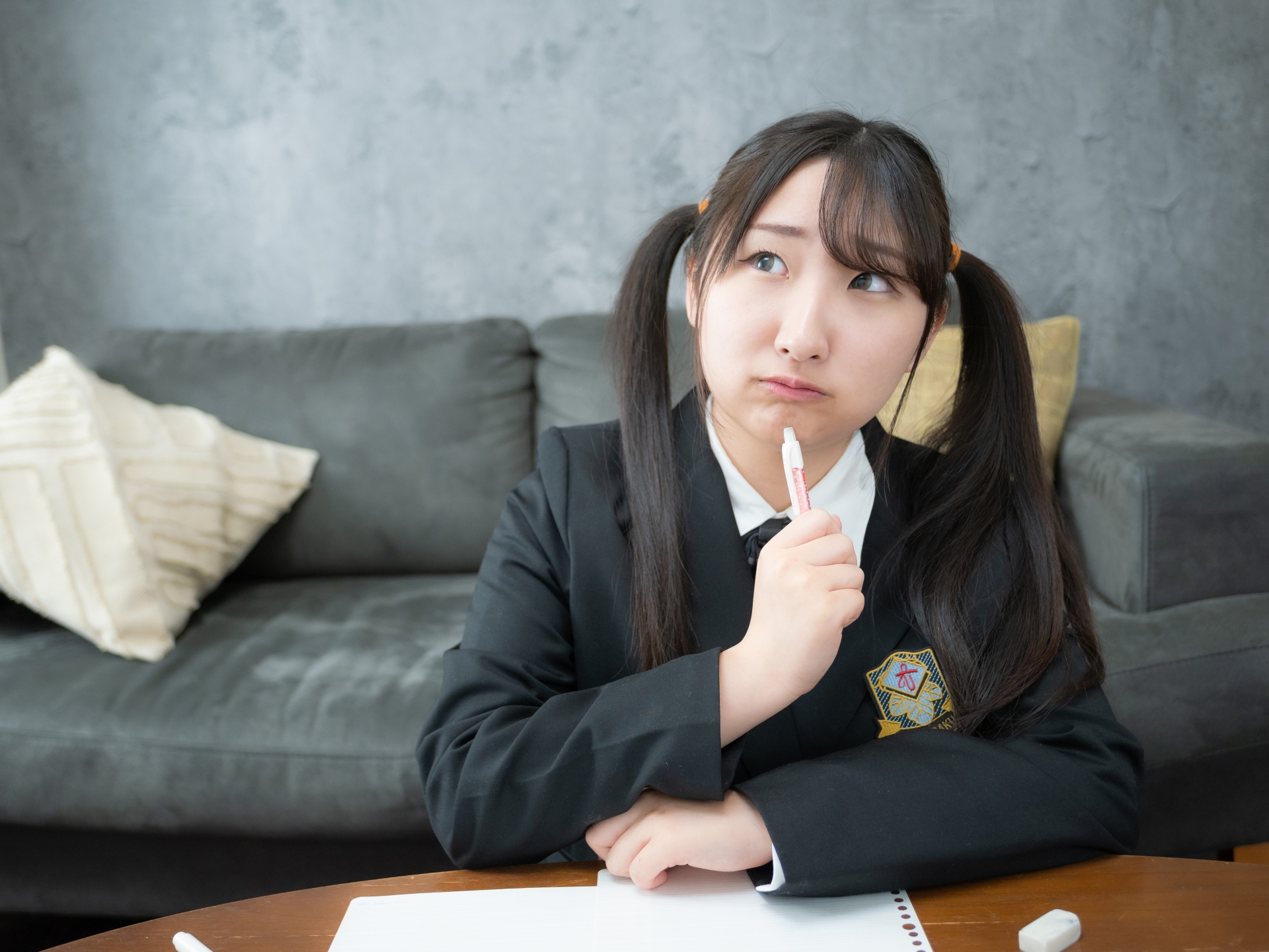勉強する女子高生