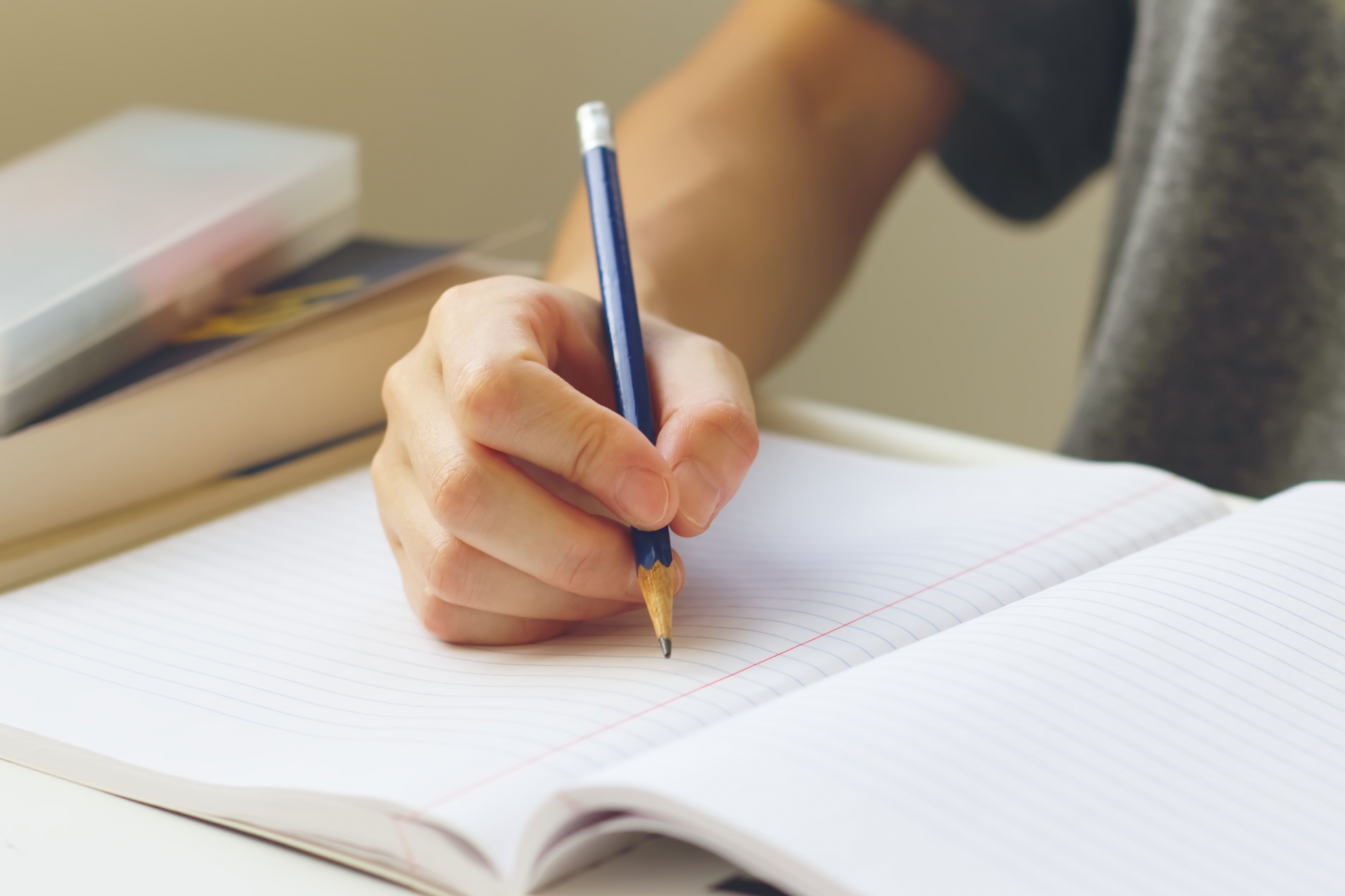ノートに鉛筆で書く3