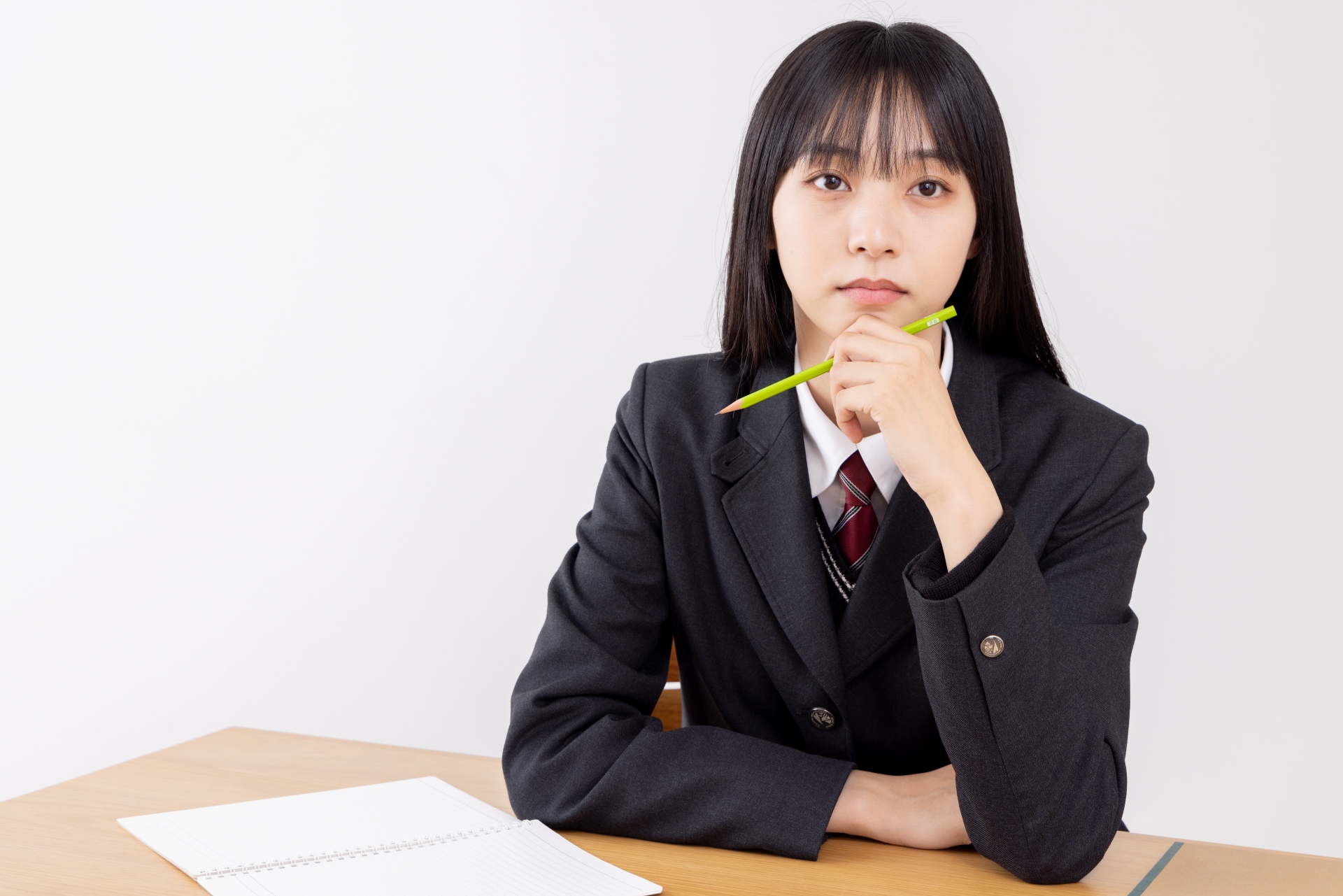 授業を真面目に受ける女子高生