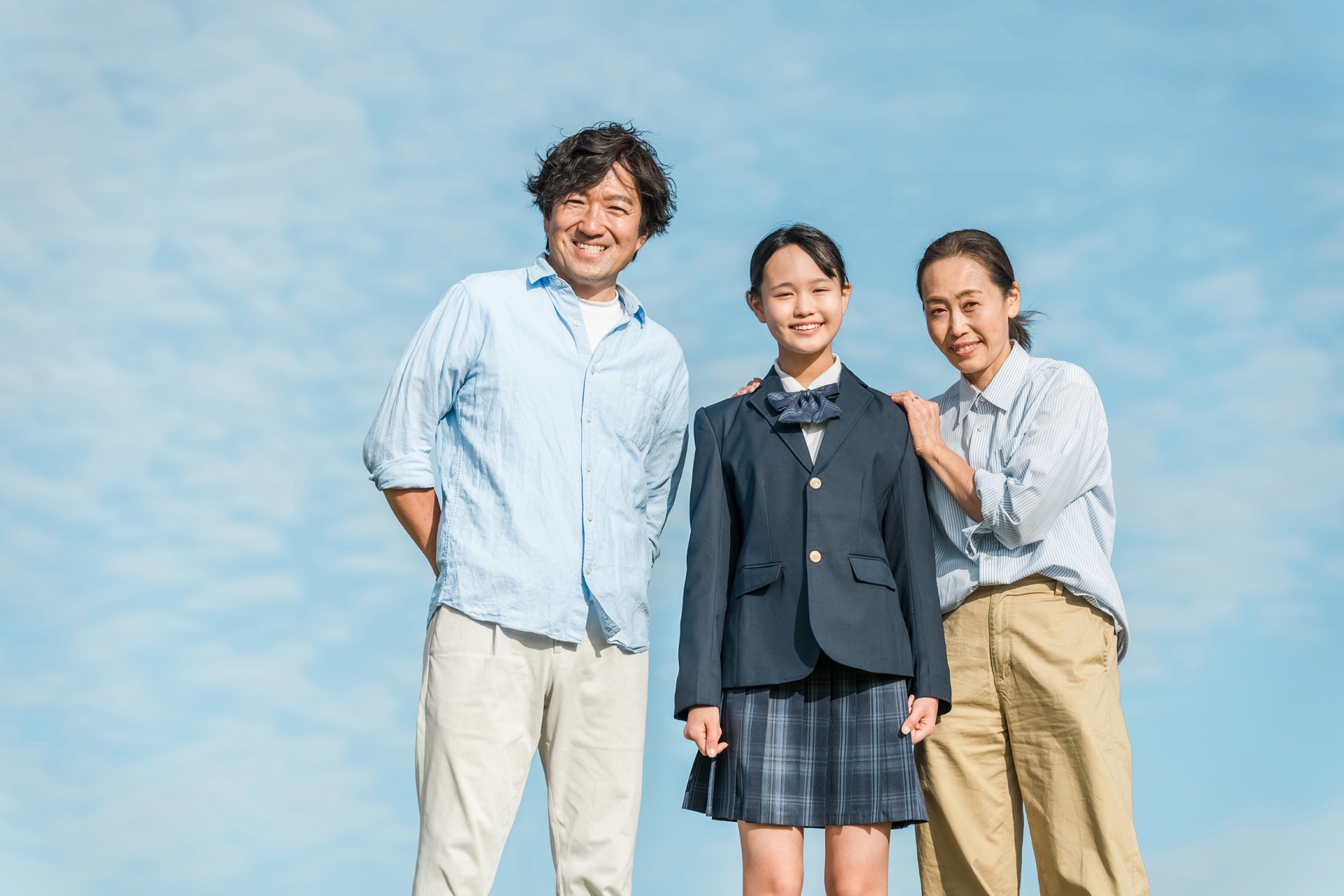 中学生・高校生と両親の家族・ファミリー