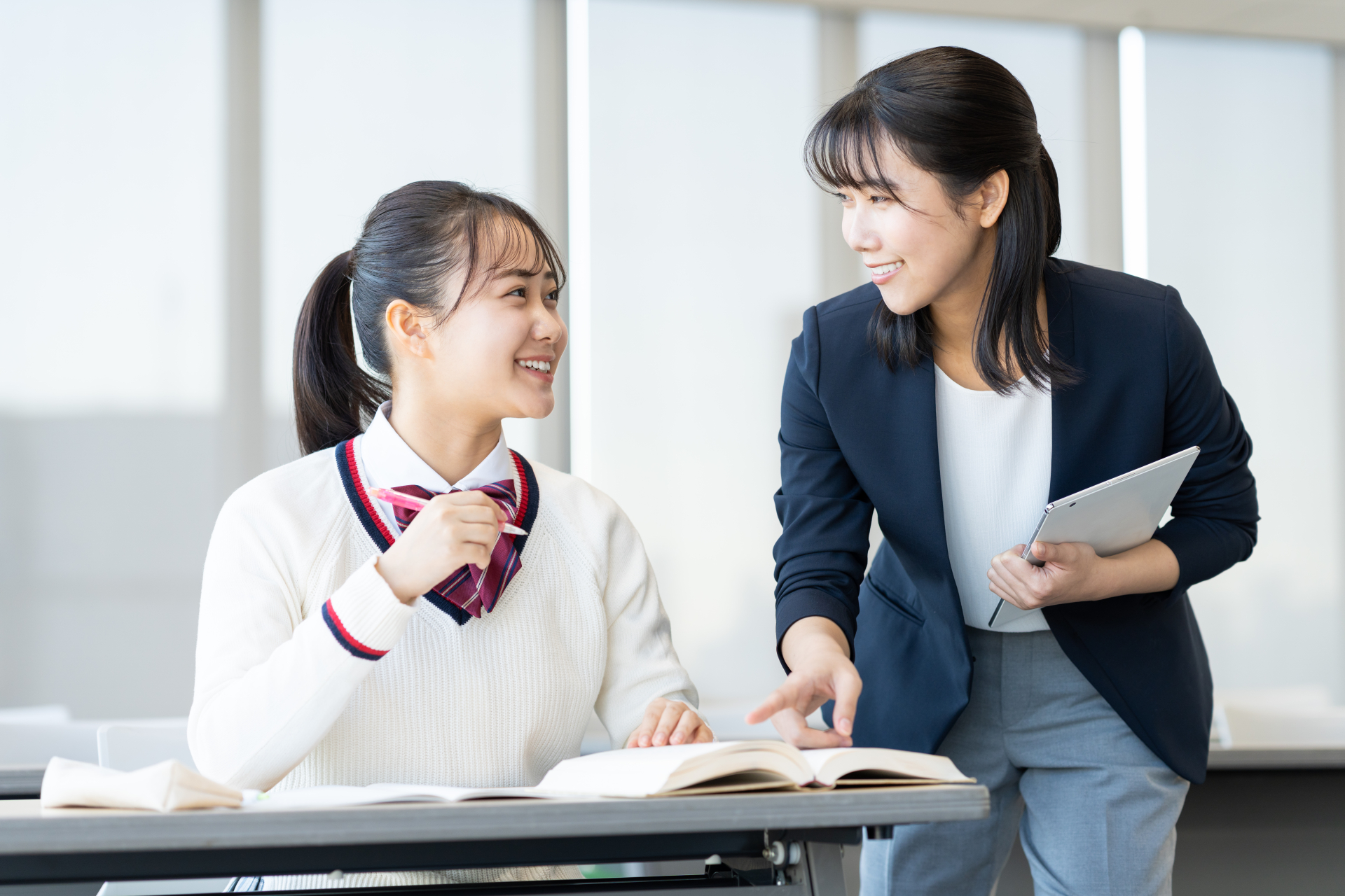 塾で勉強する高校生と先生